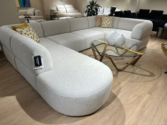 Canapé en forme de U moderne et confortable, au design arrondi et spacieux, parfait pour un salon convivial et élégant.