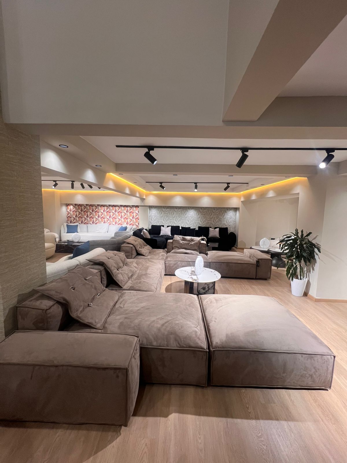 Apportez une touche de raffinement à votre salon avec ce canapé en L moderne, habillé d'un tissu nubuck doux et élégant. Son design épuré et sa structure robuste en bois massif assurent confort et durabilité. Idéal pour les intérieurs contemporains, il offre une assise généreuse et un style intemporel.