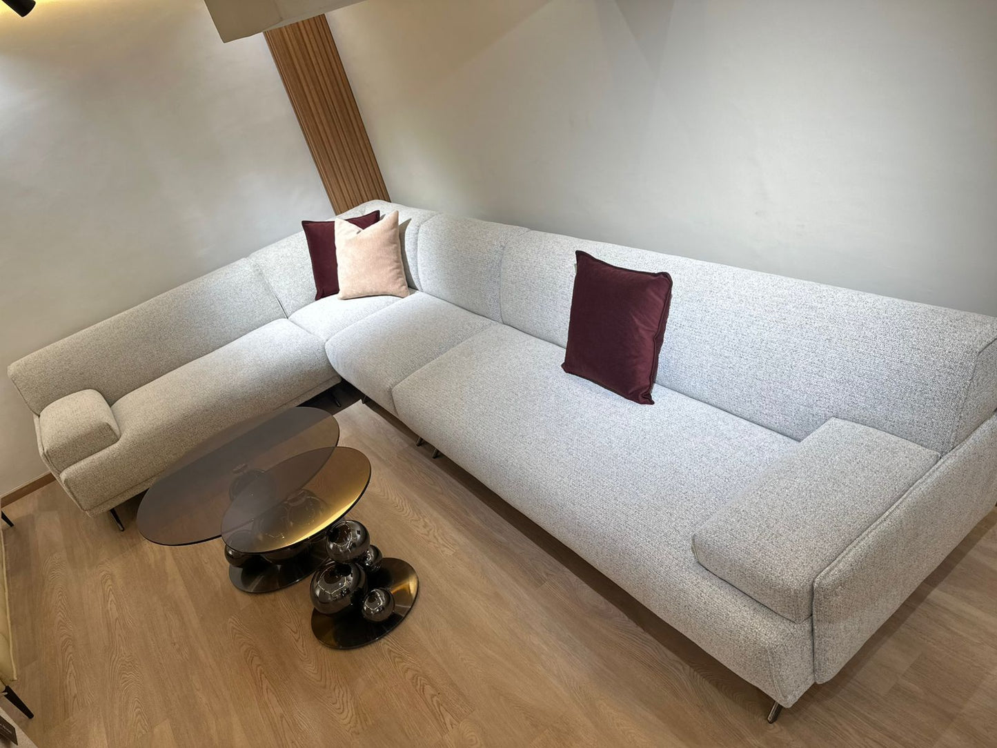 Canapé d’angle moderne avec assise spacieuse et coussins confortables dans un salon contemporain.