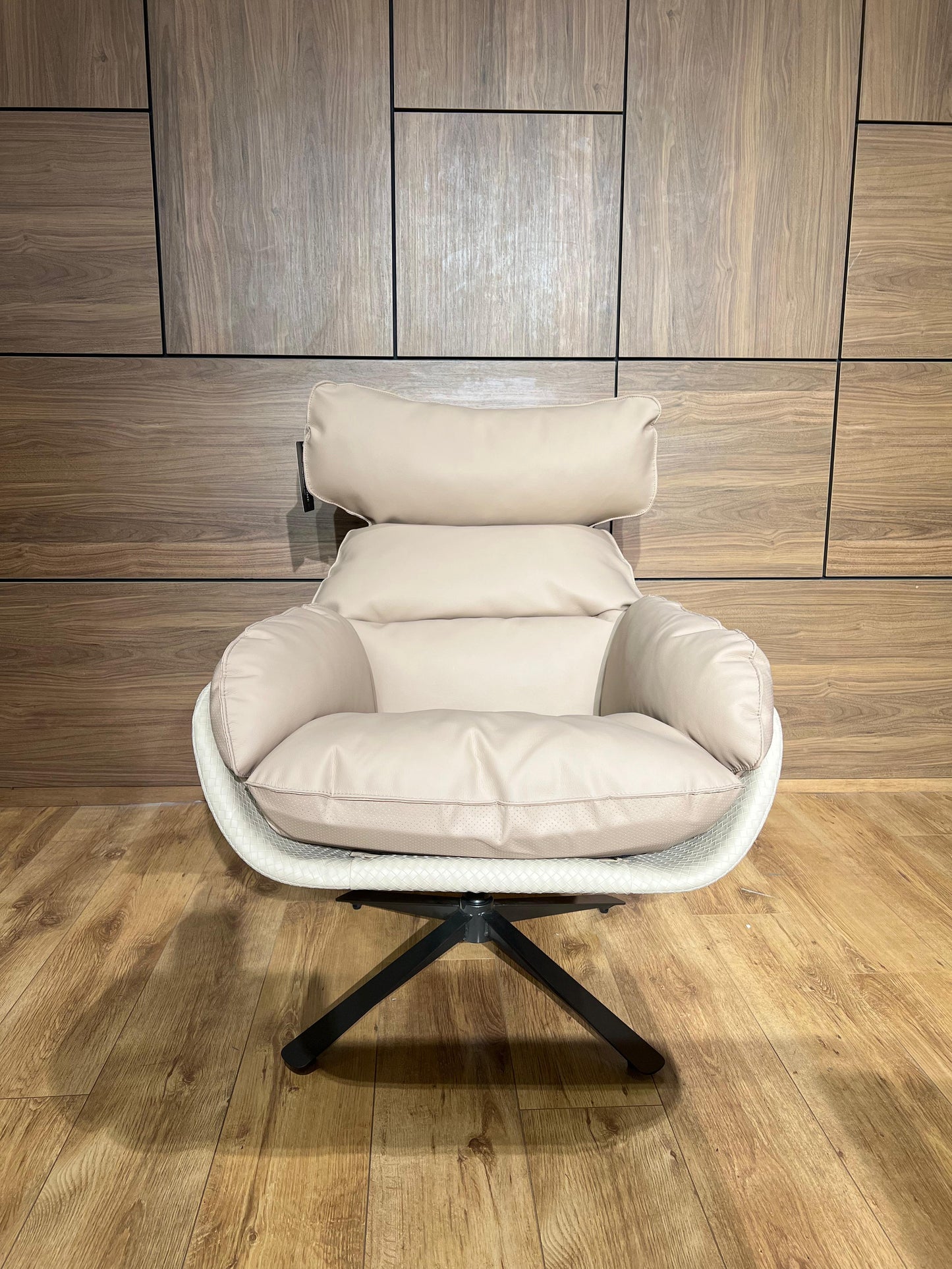 Fauteuil moderne avec dossier ergonomique, assise rembourrée et base pivotante en métal, offrant confort et style contemporain.