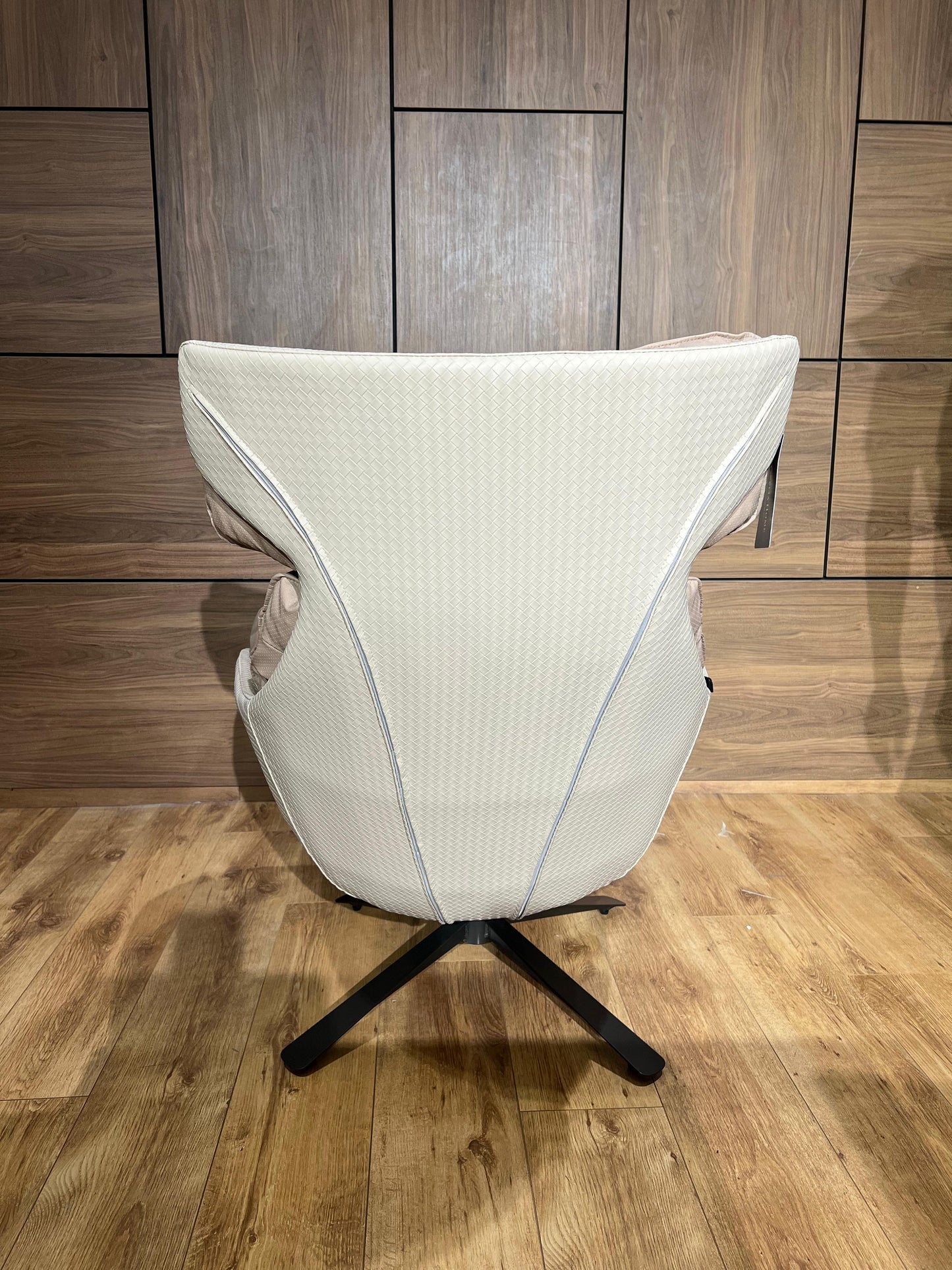 Fauteuil moderne avec dossier ergonomique, assise rembourrée et base pivotante en métal, offrant confort et style contemporain.