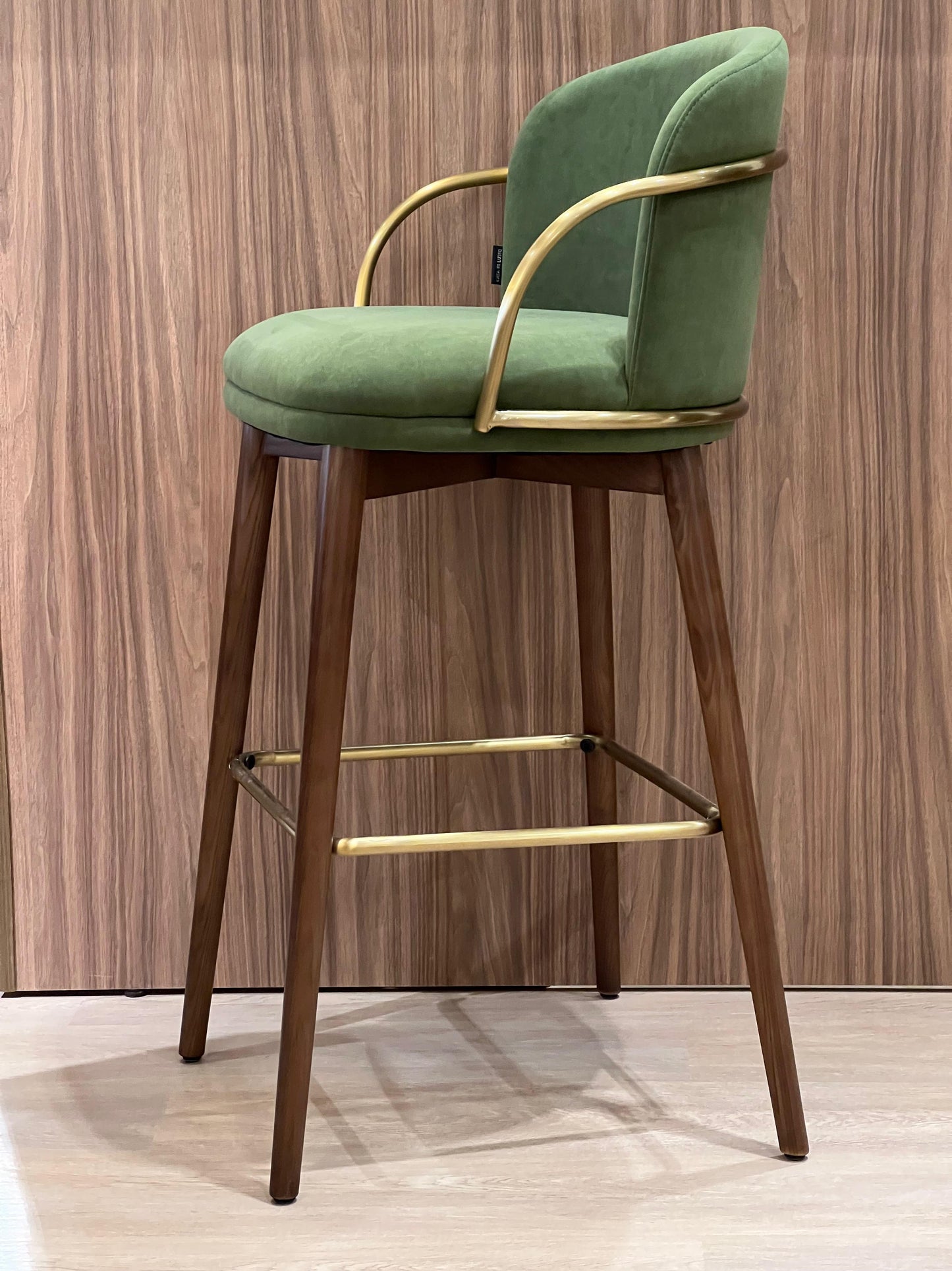 Ce tabouret au design élégant combine une assise et un dossier en tissu confortable avec un piétement en bois massif et une touche de métal traité, apportant une note moderne et sophistiquée à votre intérieur.
