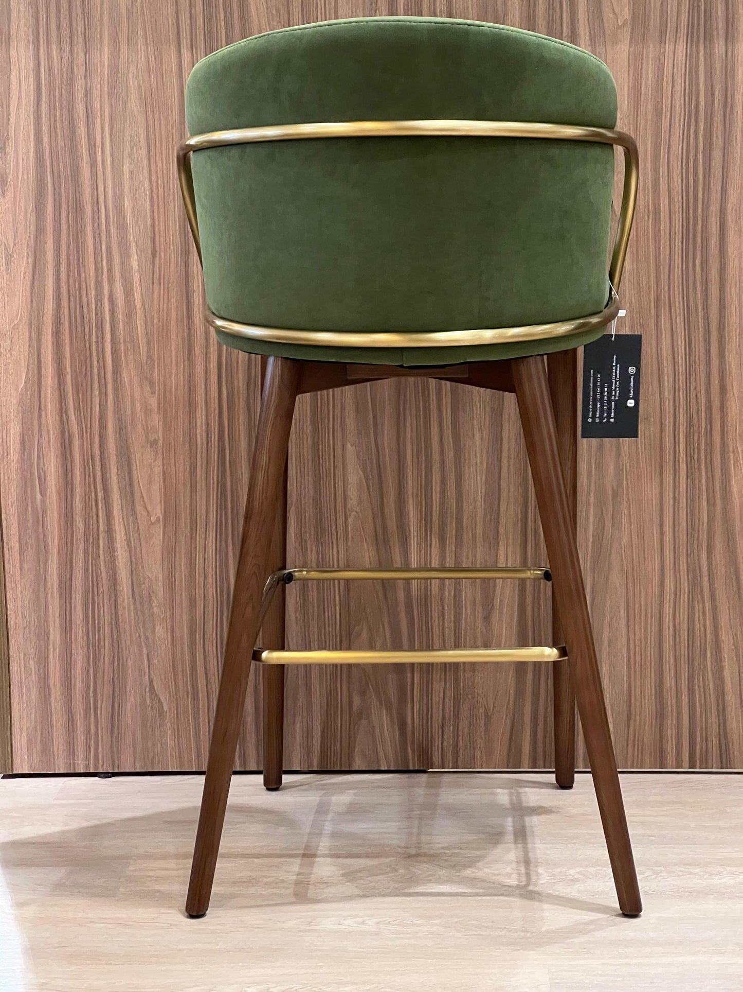 Ce tabouret au design élégant combine une assise et un dossier en tissu confortable avec un piétement en bois massif et une touche de métal traité, apportant une note moderne et sophistiquée à votre intérieur.