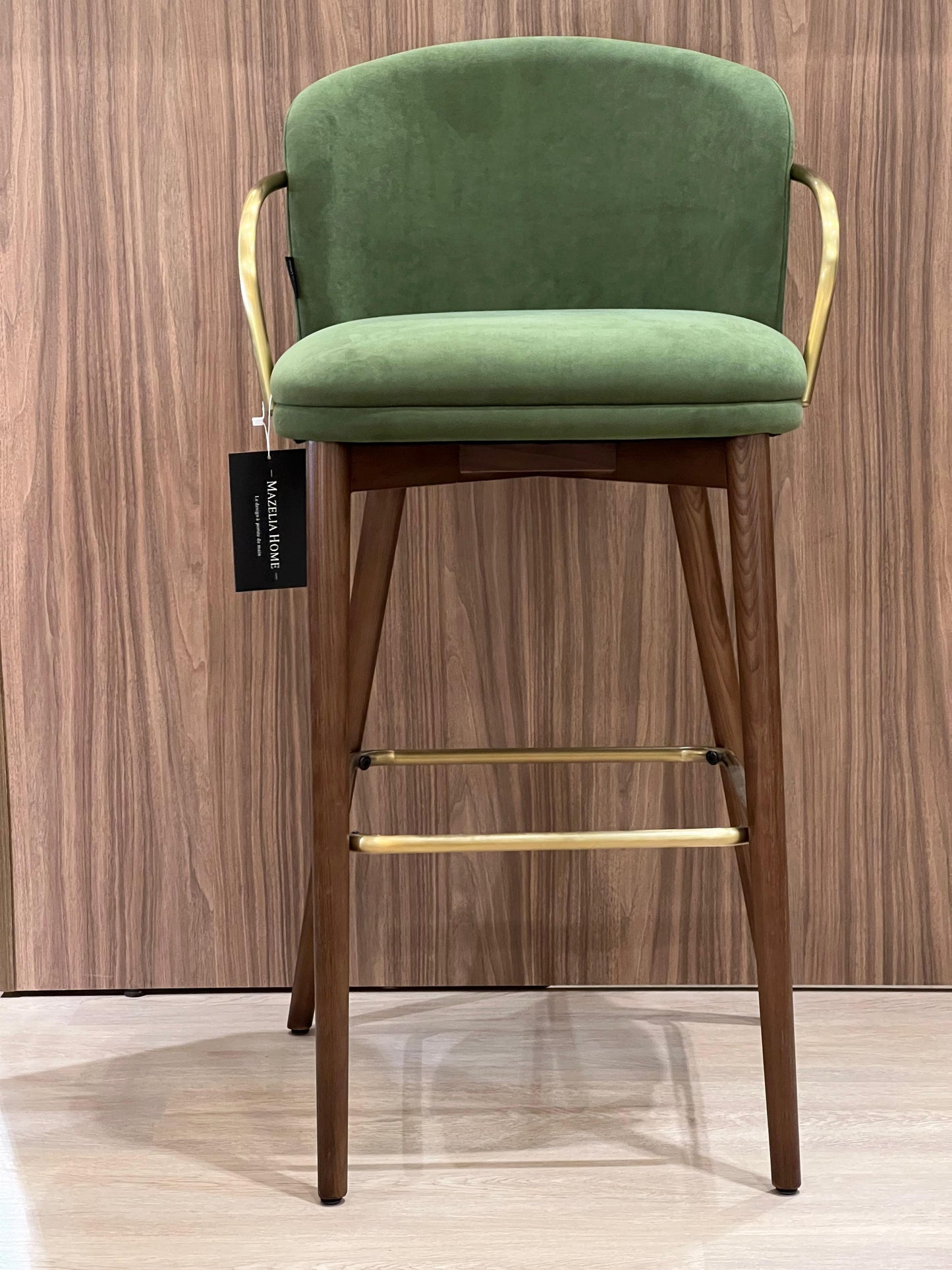 Ce tabouret au design élégant combine une assise et un dossier en tissu confortable avec un piétement en bois massif et une touche de métal traité, apportant une note moderne et sophistiquée à votre intérieur.