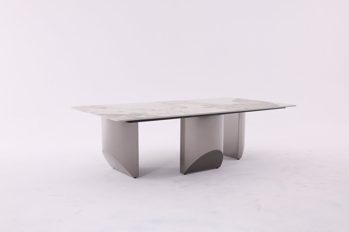 Table rectangulaire avec plateau en céramique et socle en métal traité, au design moderne et épuré.