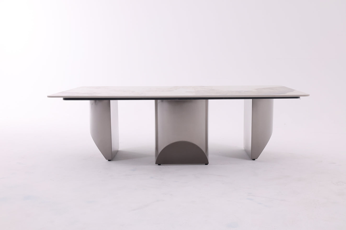 Table rectangulaire avec plateau en céramique et socle en métal traité, au design moderne et épuré.