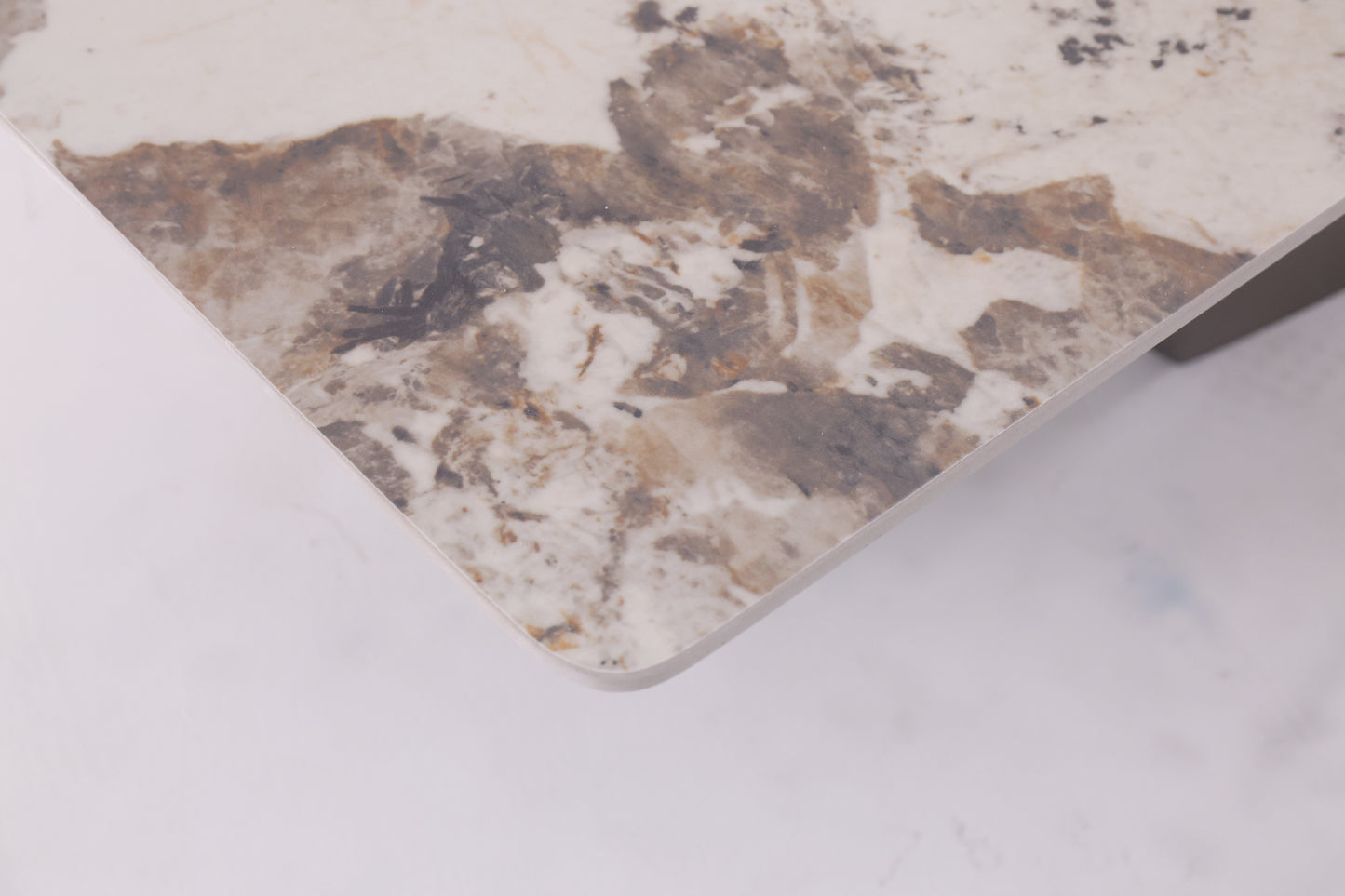 Table rectangulaire avec plateau en céramique et socle en métal traité, au design moderne et épuré.