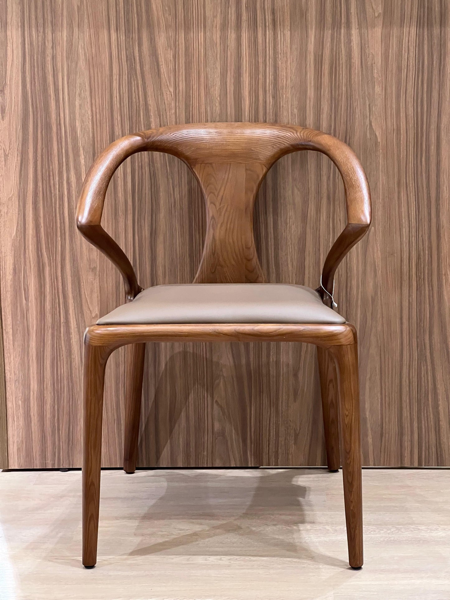 Cette chaise au design élégant combine une structure solide en bois massif et une assise confortable en cuir. Parfaite pour ajouter une touche sophistiquée à tout intérieur, elle offre à la fois durabilité et confort.