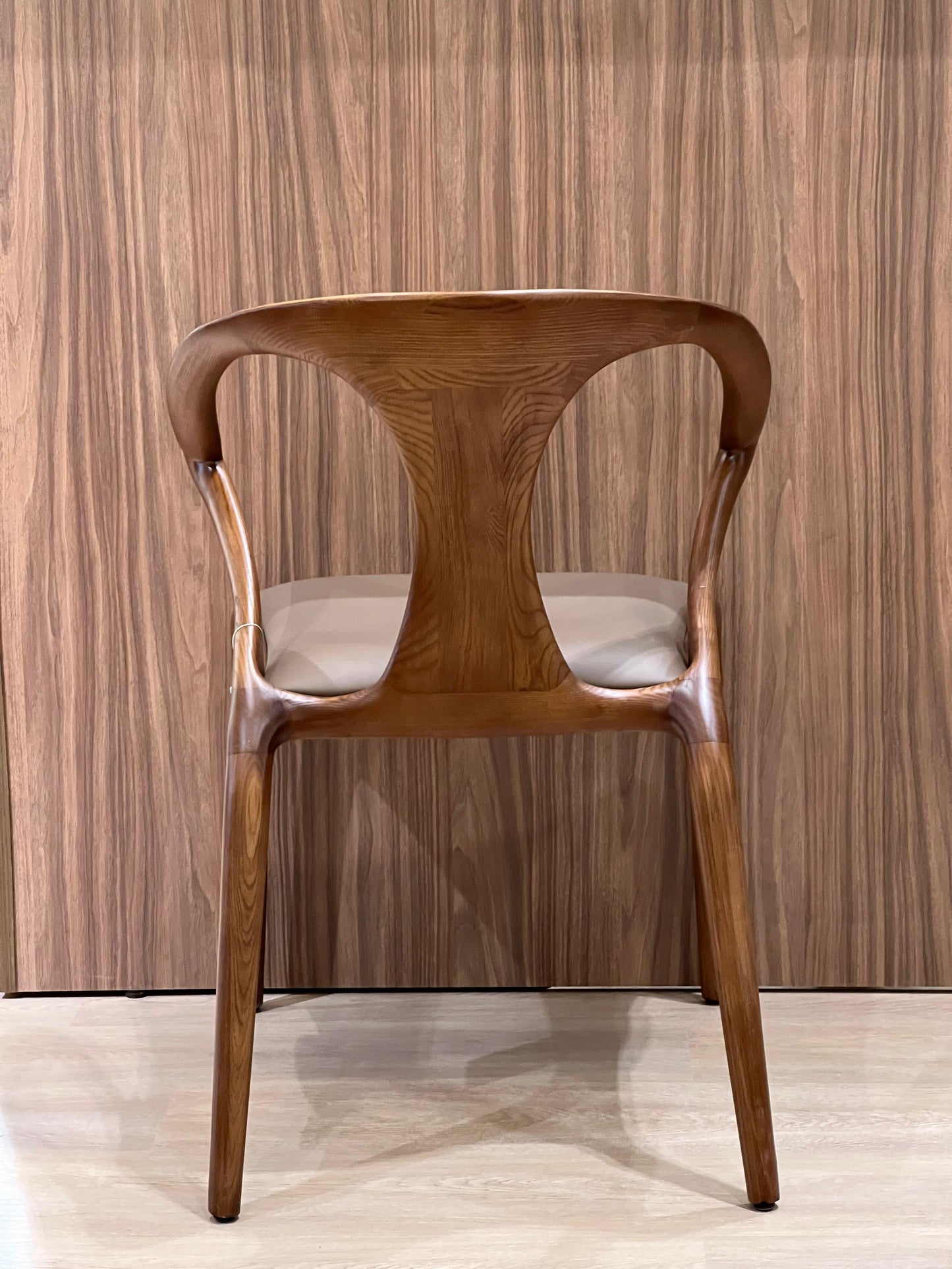 Cette chaise au design élégant combine une structure solide en bois massif et une assise confortable en cuir. Parfaite pour ajouter une touche sophistiquée à tout intérieur, elle offre à la fois durabilité et confort.