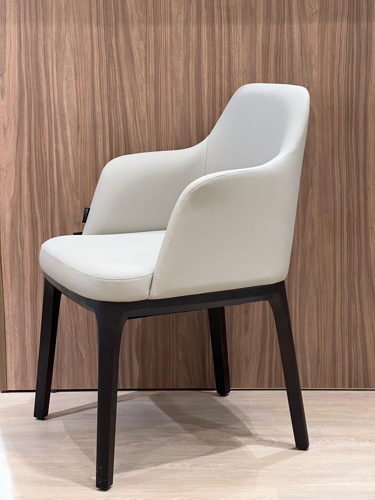 Cette chaise en cuir au design élégant repose sur un piétement en bois noir, apportant une combinaison parfaite de confort et de style moderne. Idéale pour sublimer n'importe quel espace avec une touche de sophistication.
