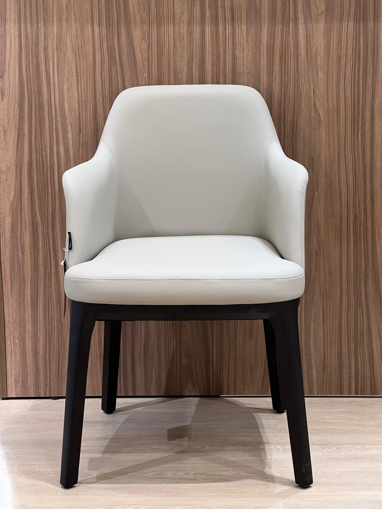 Cette chaise en cuir au design élégant repose sur un piétement en bois noir, apportant une combinaison parfaite de confort et de style moderne. Idéale pour sublimer n'importe quel espace avec une touche de sophistication.