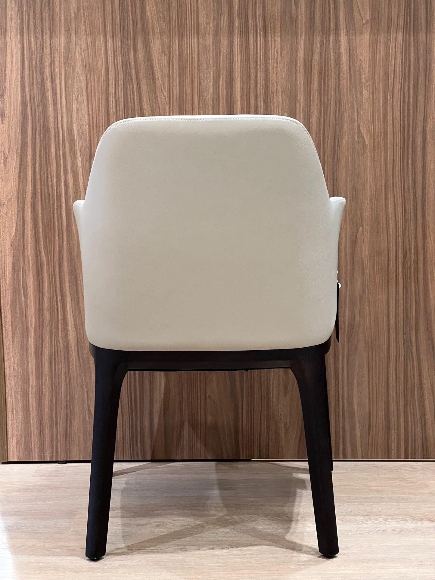 Cette chaise en cuir au design élégant repose sur un piétement en bois noir, apportant une combinaison parfaite de confort et de style moderne. Idéale pour sublimer n'importe quel espace avec une touche de sophistication.