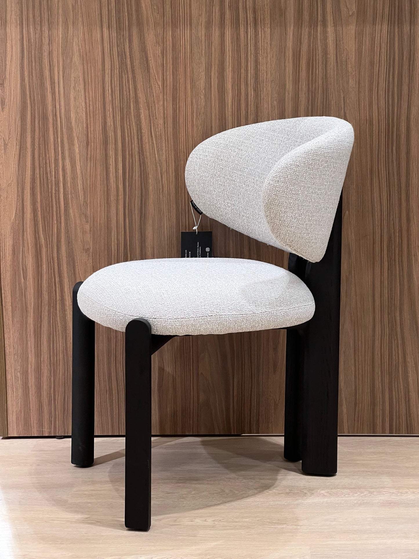 Cette chaise élégante combine un confort exceptionnel avec son assise et dossier en tissu doux, tandis que son piétement en bois noir apporte une touche contemporaine et raffinée à votre espace. Idéale pour tout intérieur moderne.