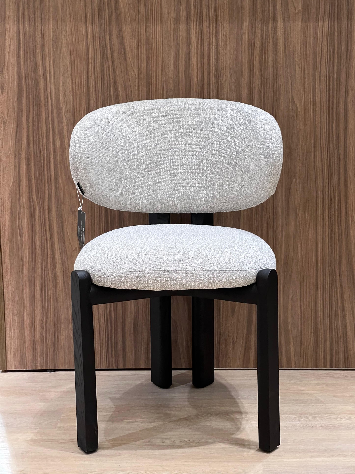 Cette chaise élégante combine un confort exceptionnel avec son assise et dossier en tissu doux, tandis que son piétement en bois noir apporte une touche contemporaine et raffinée à votre espace. Idéale pour tout intérieur moderne.