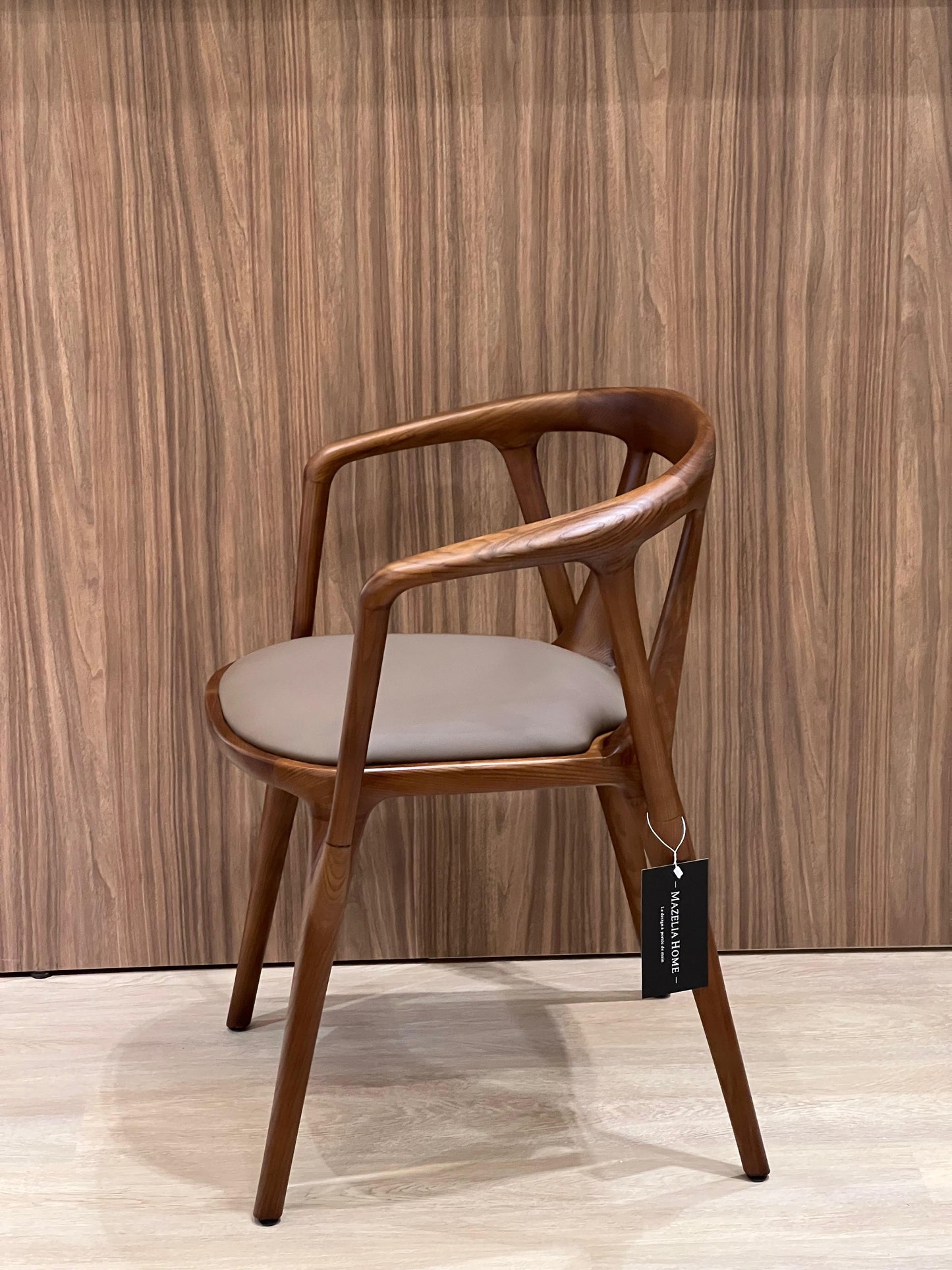 Cette chaise au design élégant combine une structure solide en bois massif et une assise confortable en cuir. Parfaite pour ajouter une touche sophistiquée à tout intérieur, elle offre à la fois durabilité et confort.