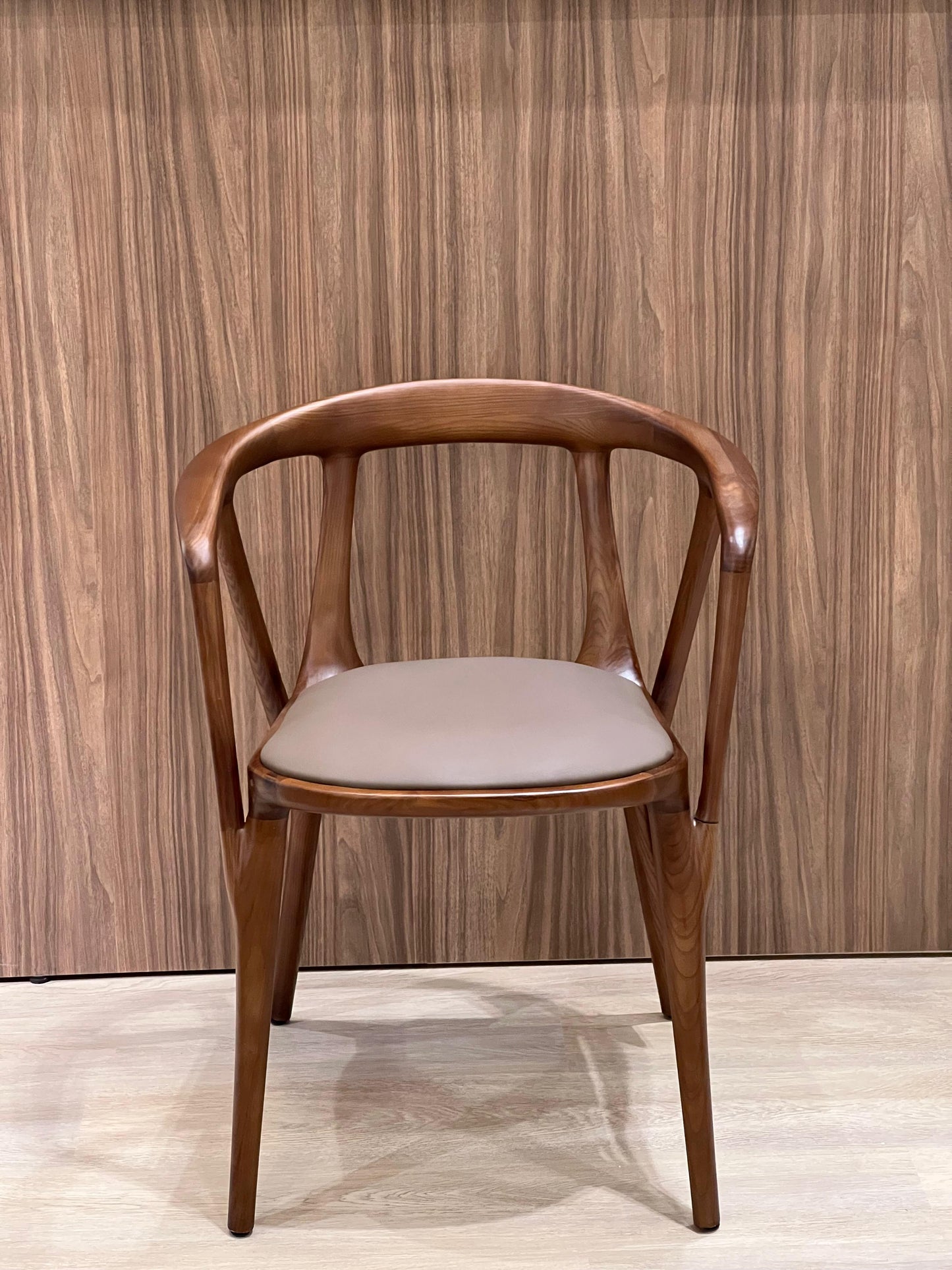 Cette chaise au design élégant combine une structure solide en bois massif et une assise confortable en cuir. Parfaite pour ajouter une touche sophistiquée à tout intérieur, elle offre à la fois durabilité et confort.