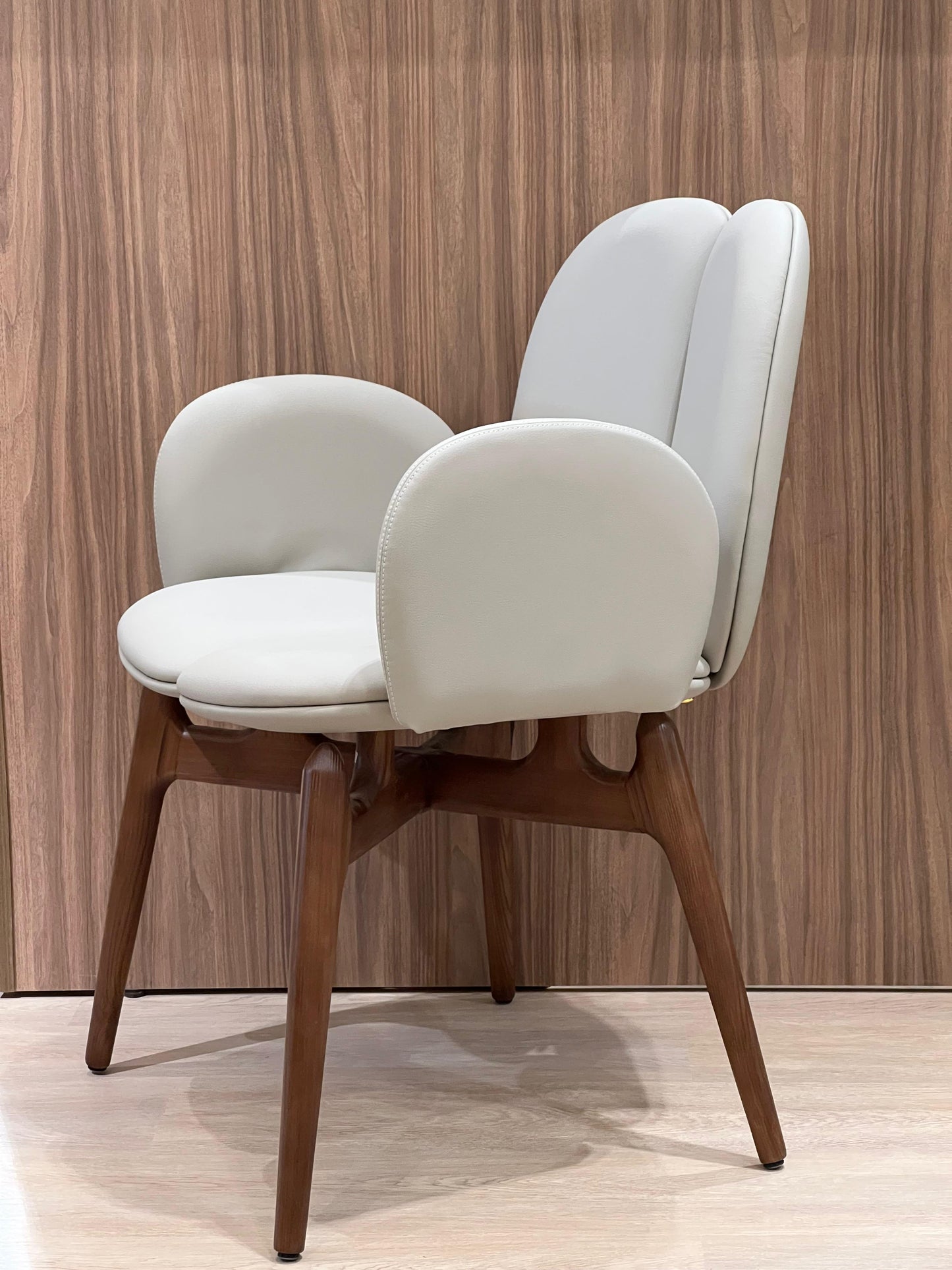 Cette chaise sophistiquée combine un cuir de qualité supérieure pour un confort optimal et un piétement en bois massif pour une stabilité et une durabilité exceptionnelles. Idéale pour ajouter une touche de luxe et de chaleur à votre espace.