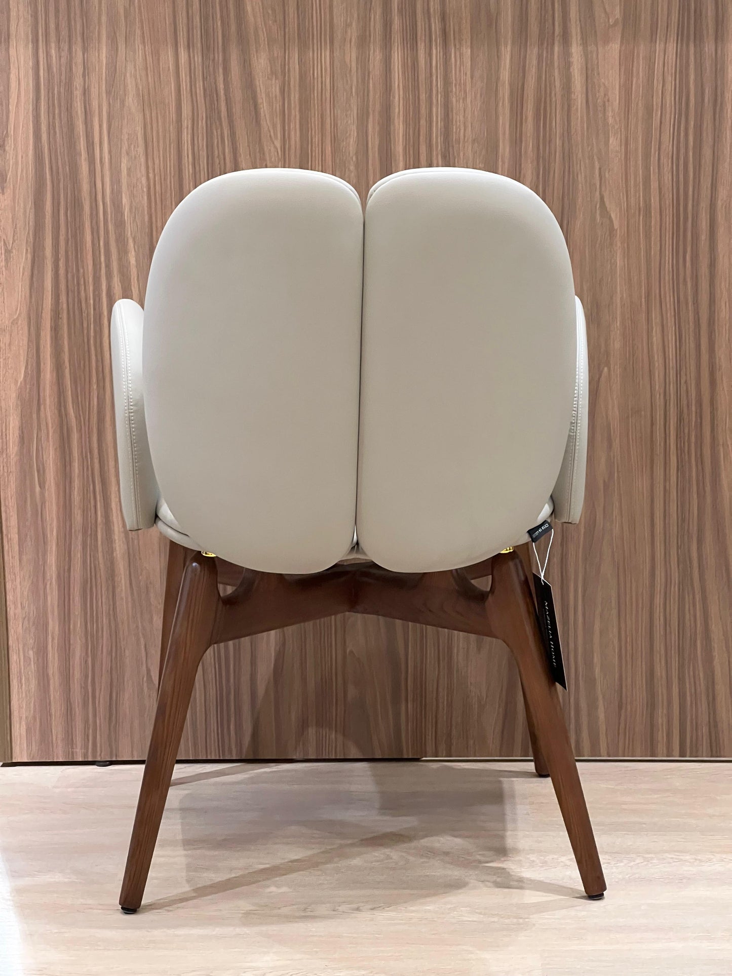 Cette chaise sophistiquée combine un cuir de qualité supérieure pour un confort optimal et un piétement en bois massif pour une stabilité et une durabilité exceptionnelles. Idéale pour ajouter une touche de luxe et de chaleur à votre espace.
