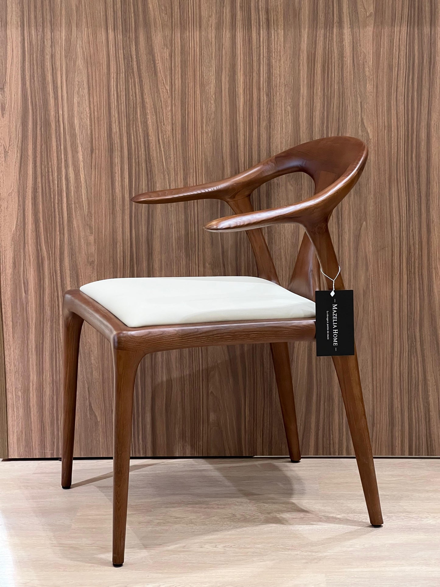 Cette chaise au design élégant combine une structure solide en bois massif et une assise confortable en cuir. Parfaite pour ajouter une touche sophistiquée à tout intérieur, elle offre à la fois durabilité et confort.