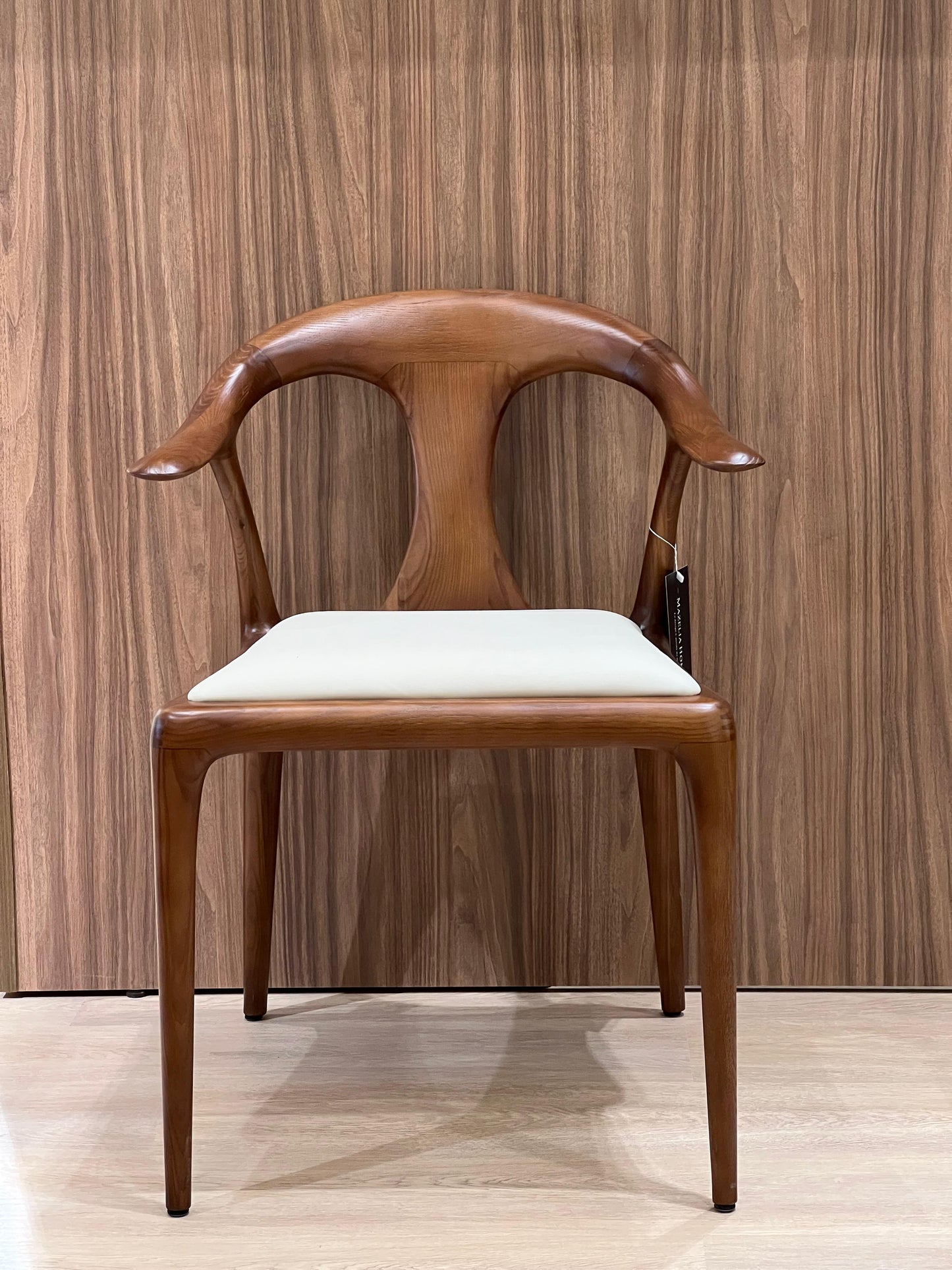 Cette chaise au design élégant combine une structure solide en bois massif et une assise confortable en cuir. Parfaite pour ajouter une touche sophistiquée à tout intérieur, elle offre à la fois durabilité et confort.