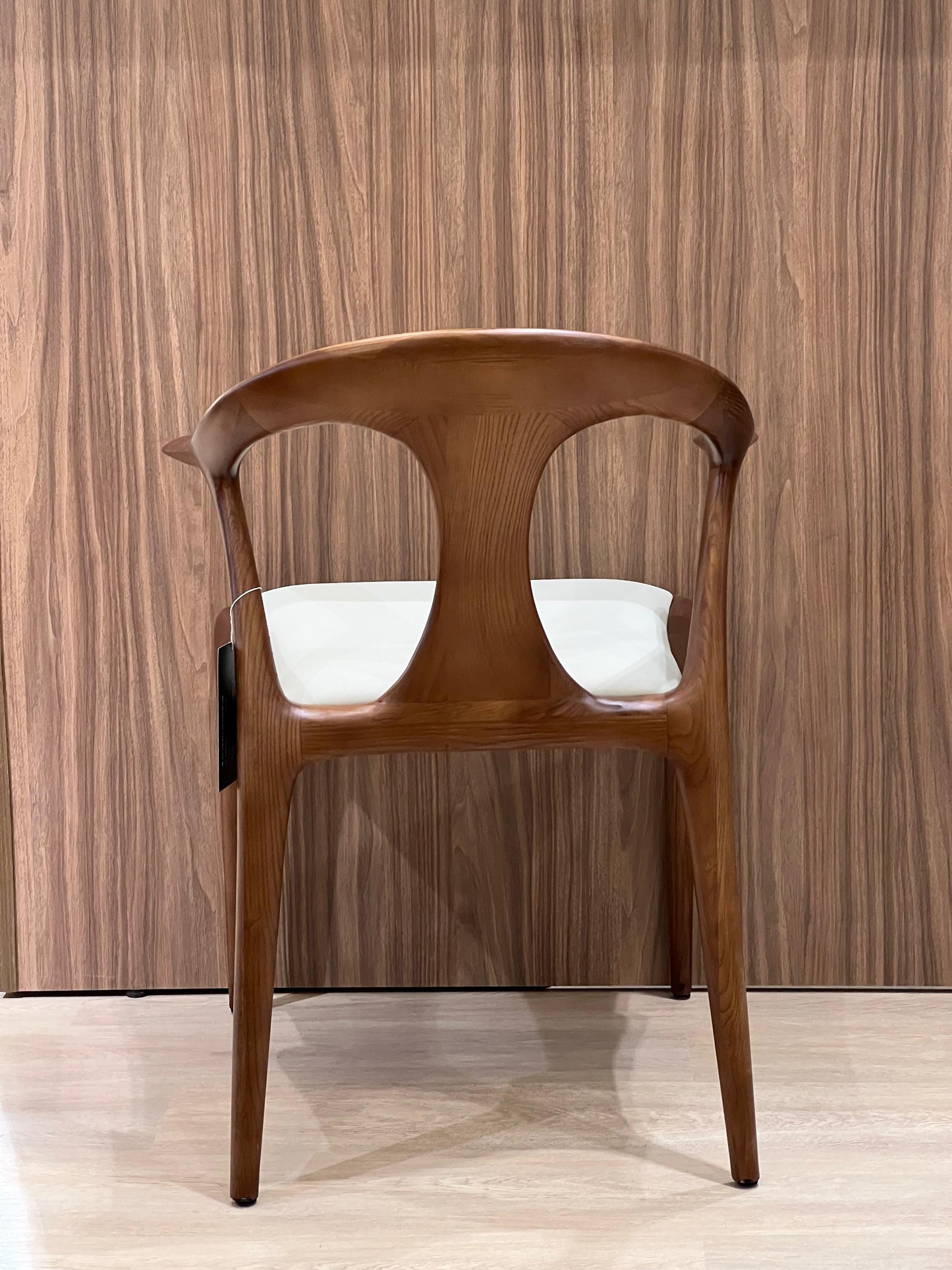 Cette chaise au design élégant combine une structure solide en bois massif et une assise confortable en cuir. Parfaite pour ajouter une touche sophistiquée à tout intérieur, elle offre à la fois durabilité et confort.
