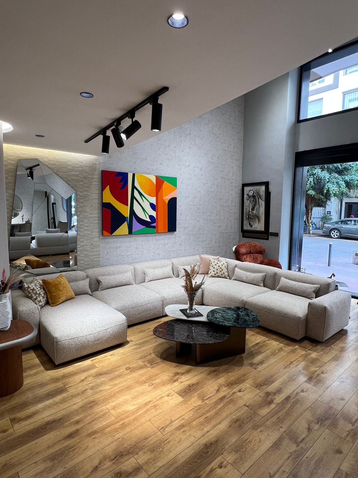 Canapé d’angle moderne avec assises spacieuses dans un salon design.