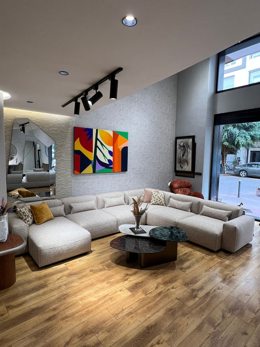 Canapé d’angle moderne avec assises spacieuses dans un salon design.