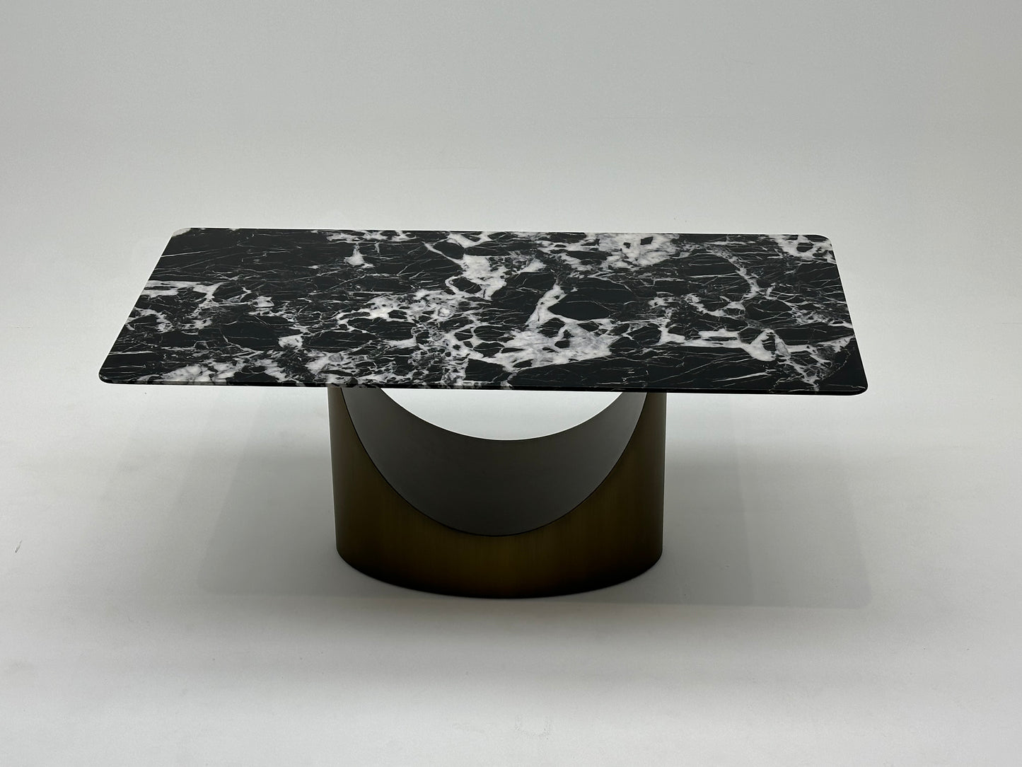 Table à manger rectangulaire en céramique et métal traité, offrant un design élégant et moderne pour une salle à manger raffinée et durable