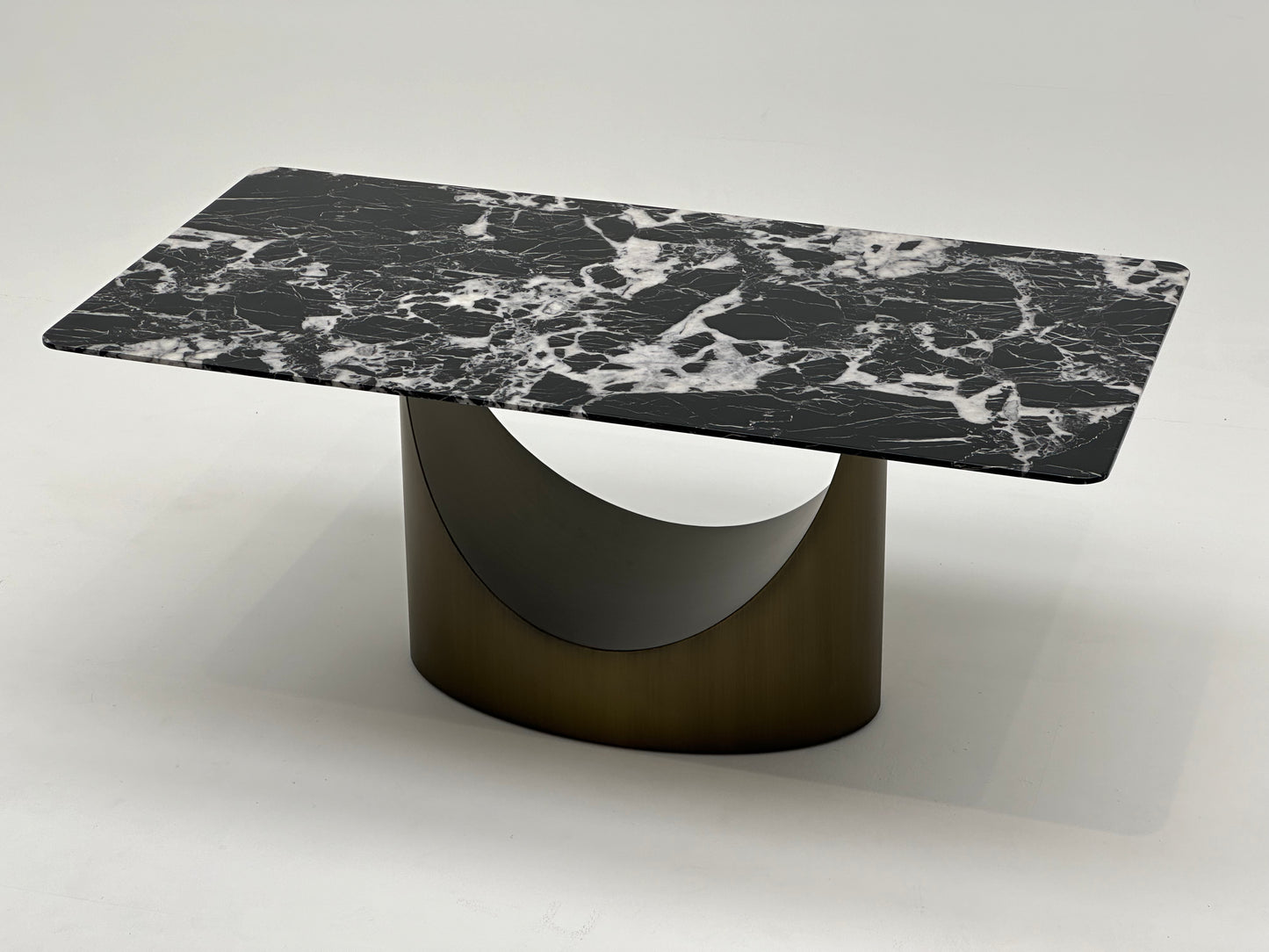 Table à manger rectangulaire en céramique et métal traité, offrant un design élégant et moderne pour une salle à manger raffinée et durable