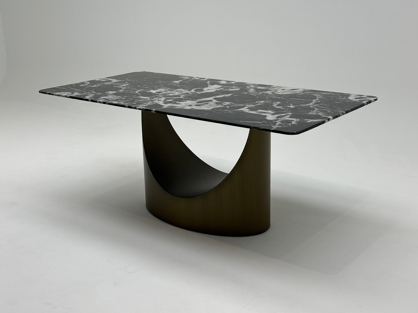 Table à manger rectangulaire en céramique et métal traité, offrant un design élégant et moderne pour une salle à manger raffinée et durable