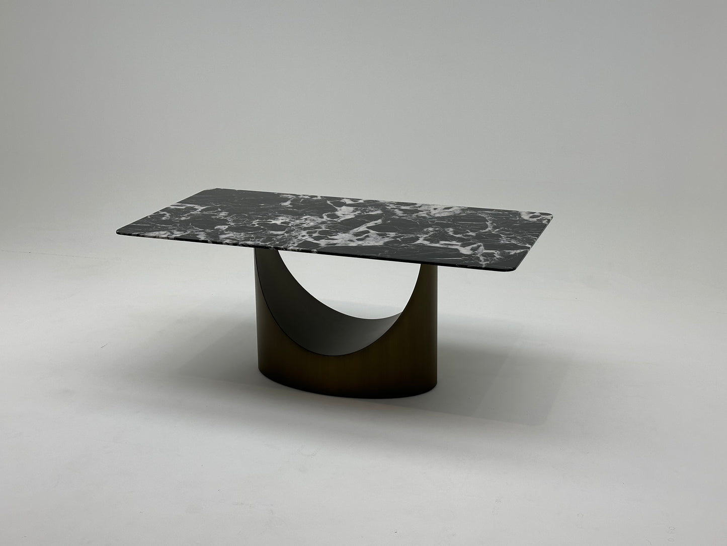 Table à manger rectangulaire en céramique et métal traité, offrant un design élégant et moderne pour une salle à manger raffinée et durable