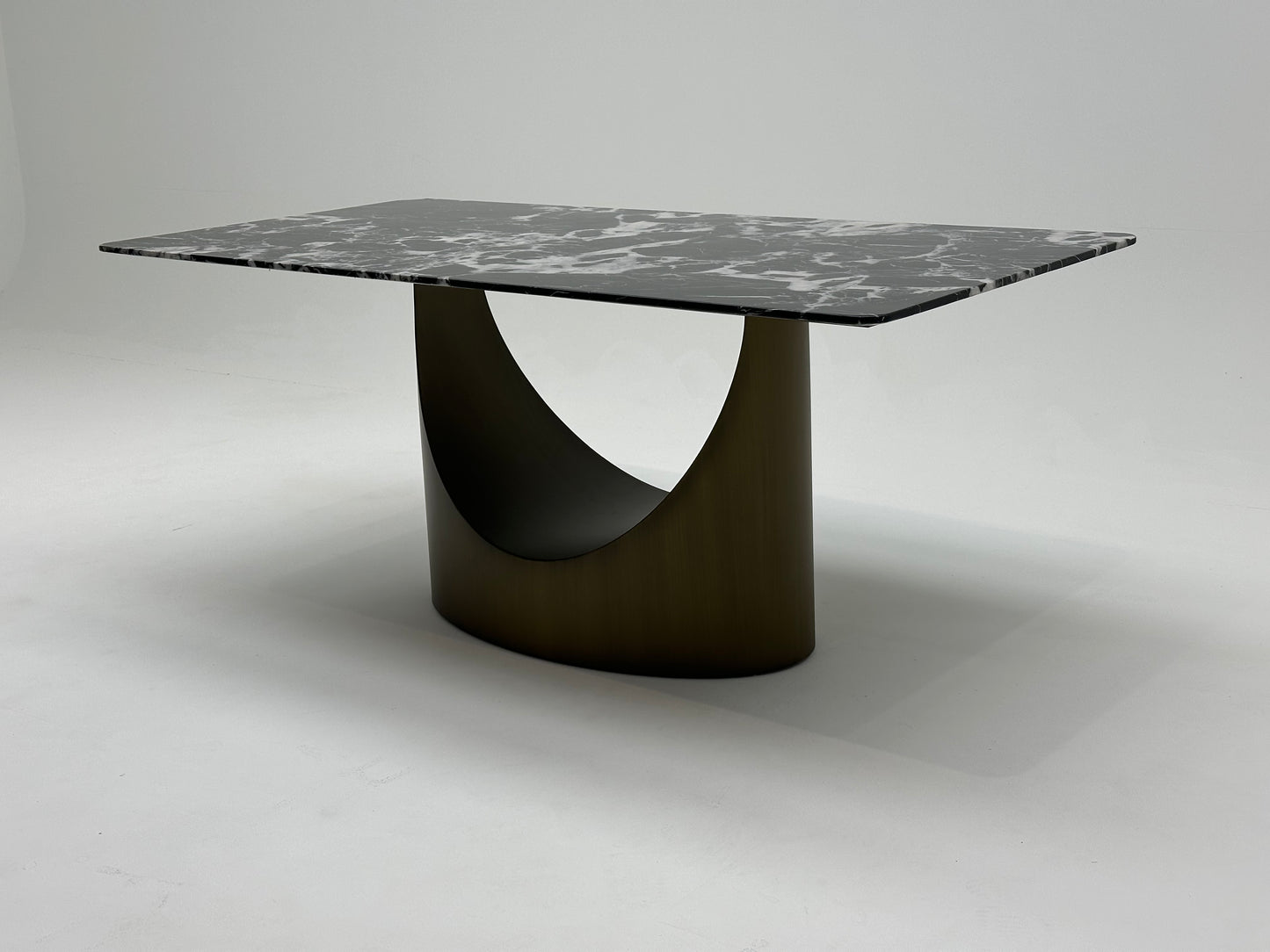 Table à manger rectangulaire en céramique et métal traité, offrant un design élégant et moderne pour une salle à manger raffinée et durable