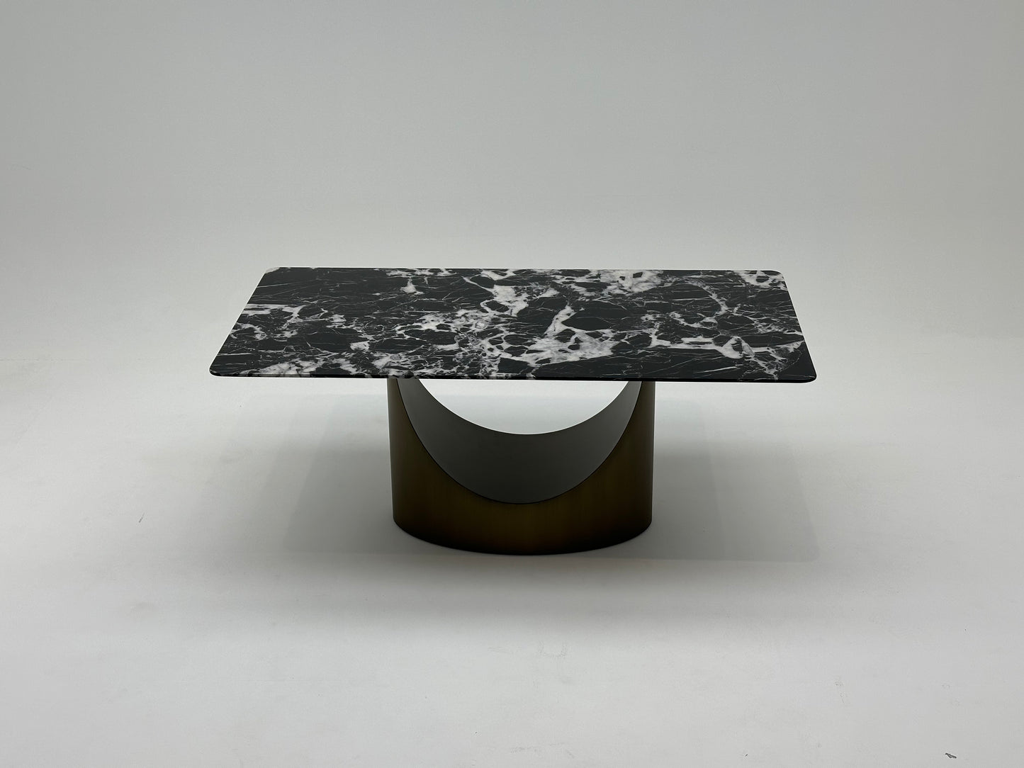 Table à manger rectangulaire en céramique et métal traité, offrant un design élégant et moderne pour une salle à manger raffinée et durable