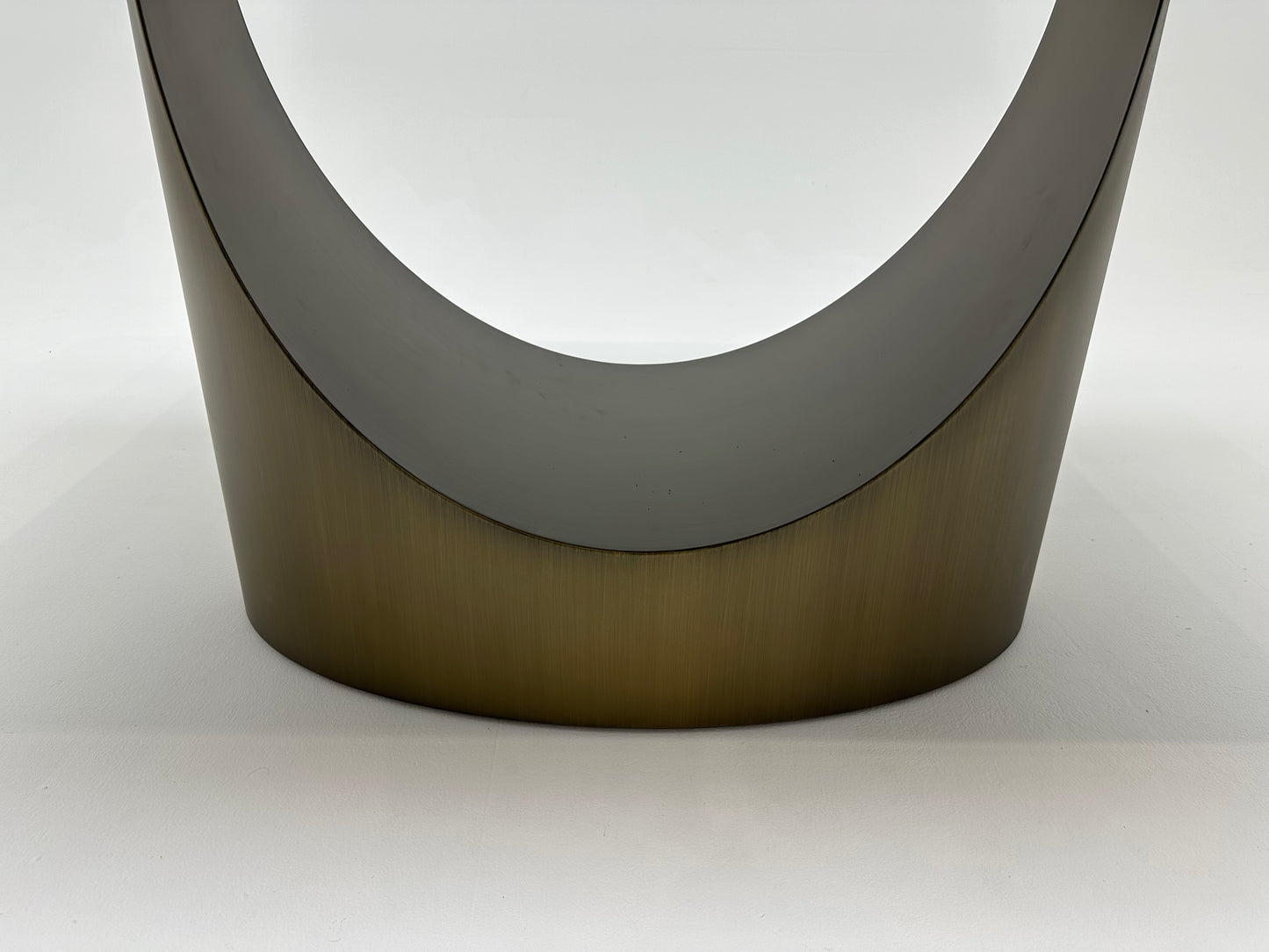 Table à manger rectangulaire en céramique et métal traité, offrant un design élégant et moderne pour une salle à manger raffinée et durable