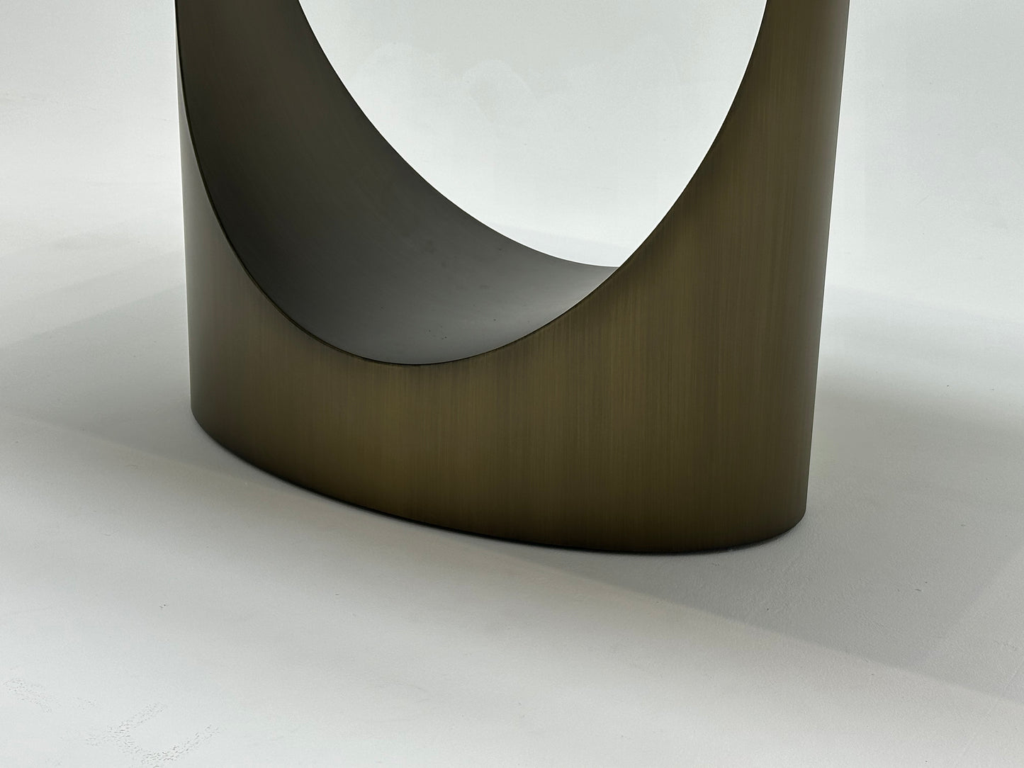 Table à manger rectangulaire en céramique et métal traité, offrant un design élégant et moderne pour une salle à manger raffinée et durable