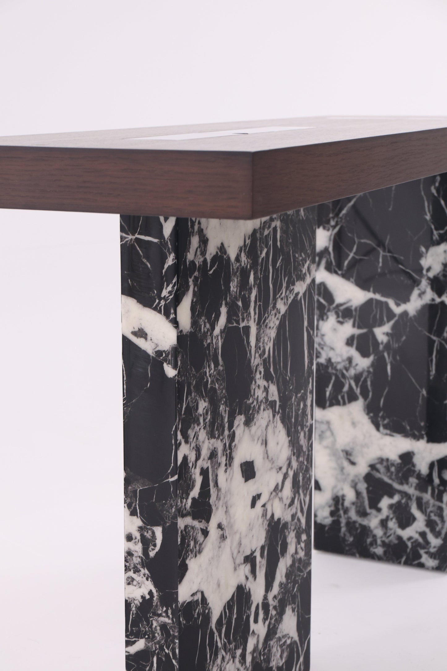 Console rectangulaire avec plateau en bois naturel et base en marbre massif, au style élégant et contemporain.