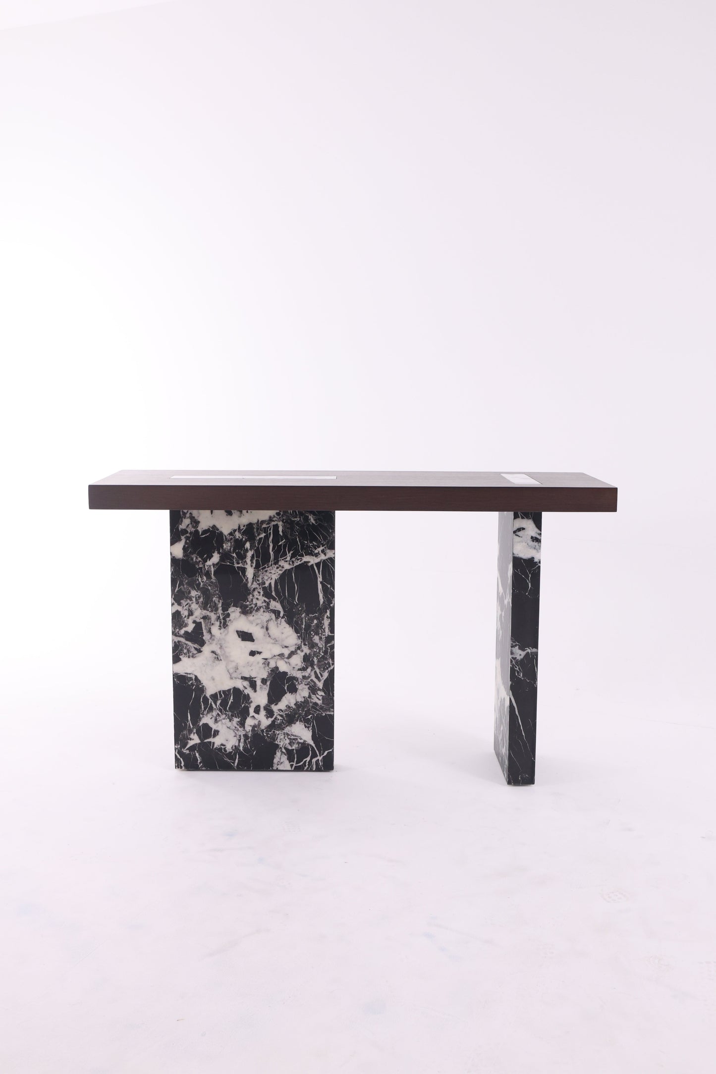 Console rectangulaire avec plateau en bois naturel et base en marbre massif, au style élégant et contemporain.