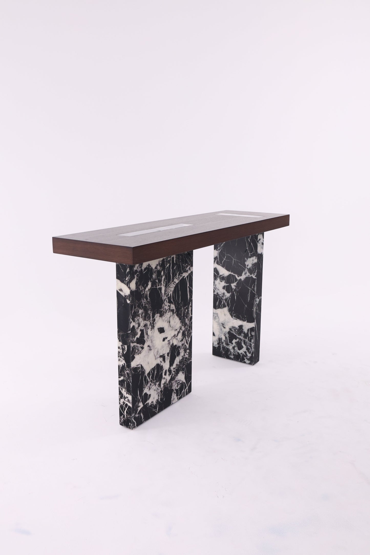 Console rectangulaire avec plateau en bois naturel et base en marbre massif, au style élégant et contemporain.
