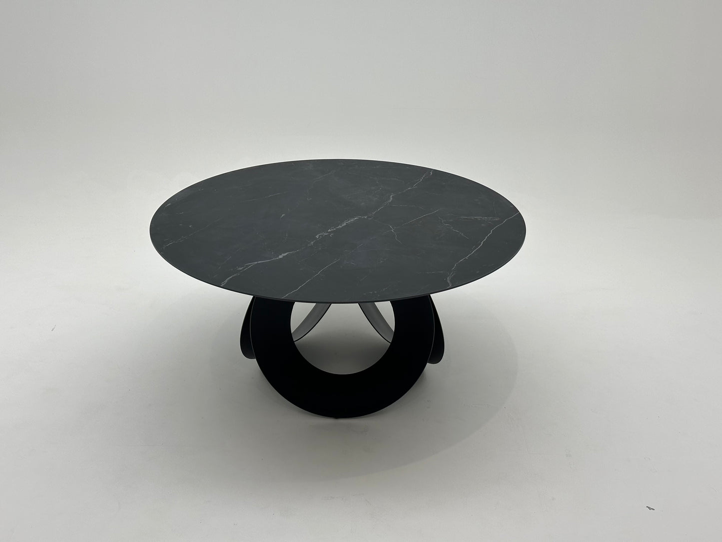 Table à manger ronde en céramique et métal traité, offrant un design élégant et moderne pour une salle à manger raffinée et durable
