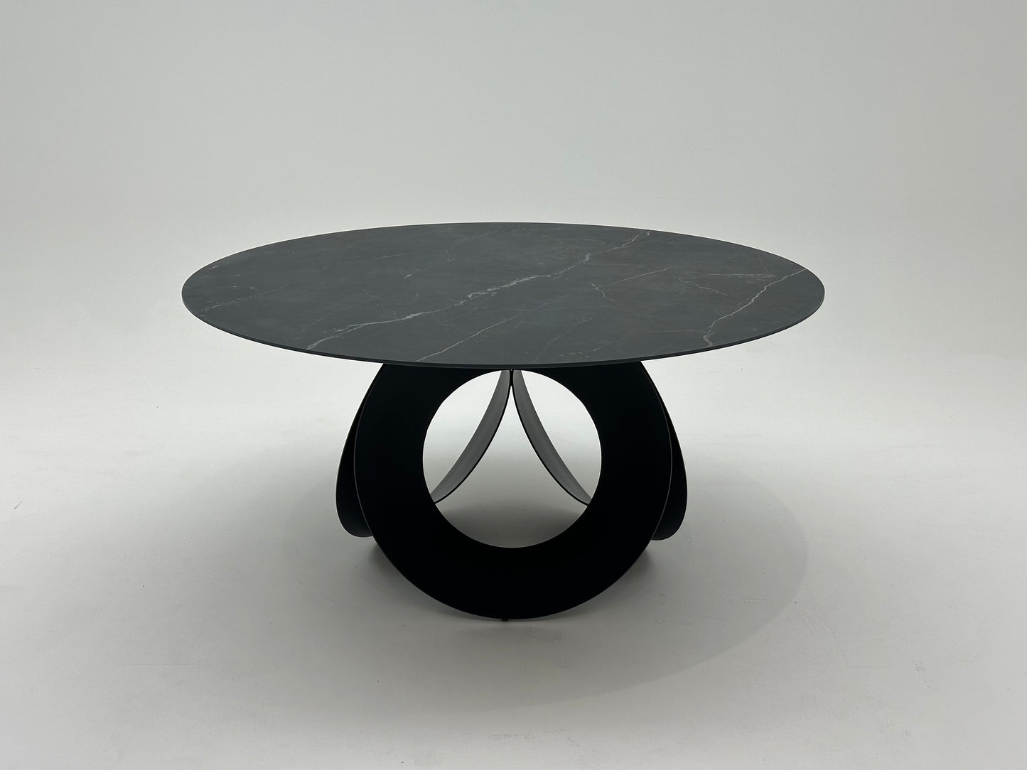 Table à manger ronde en céramique et métal traité, offrant un design élégant et moderne pour une salle à manger raffinée et durable