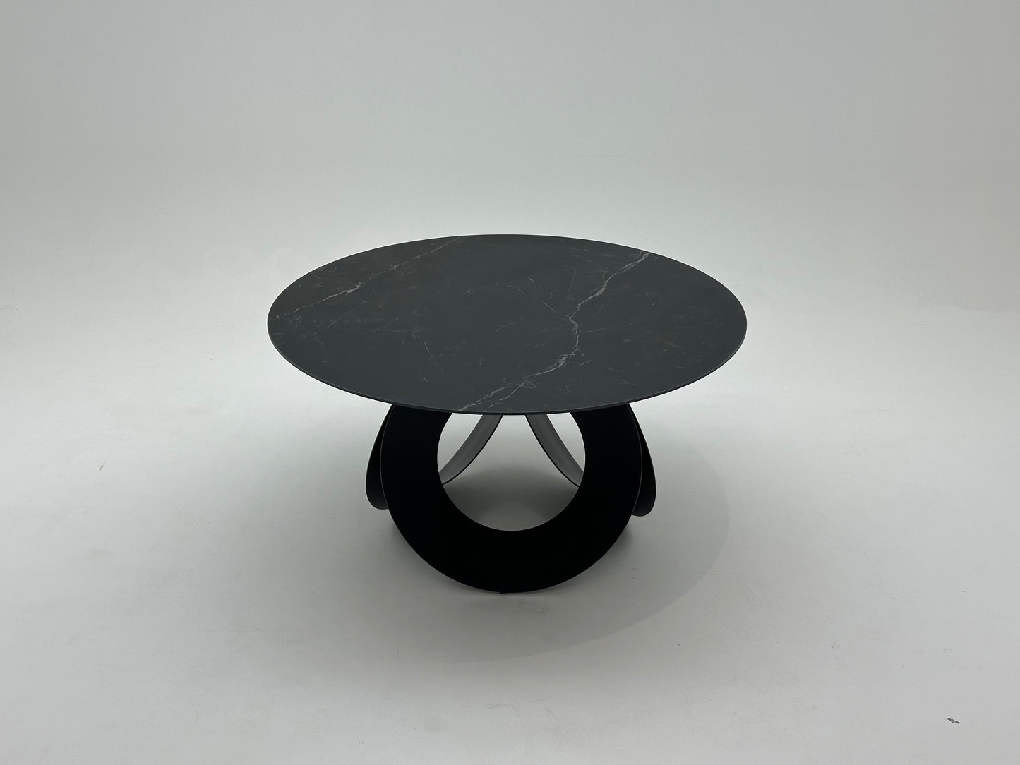 Table à manger ronde en céramique et métal traité, offrant un design élégant et moderne pour une salle à manger raffinée et durable