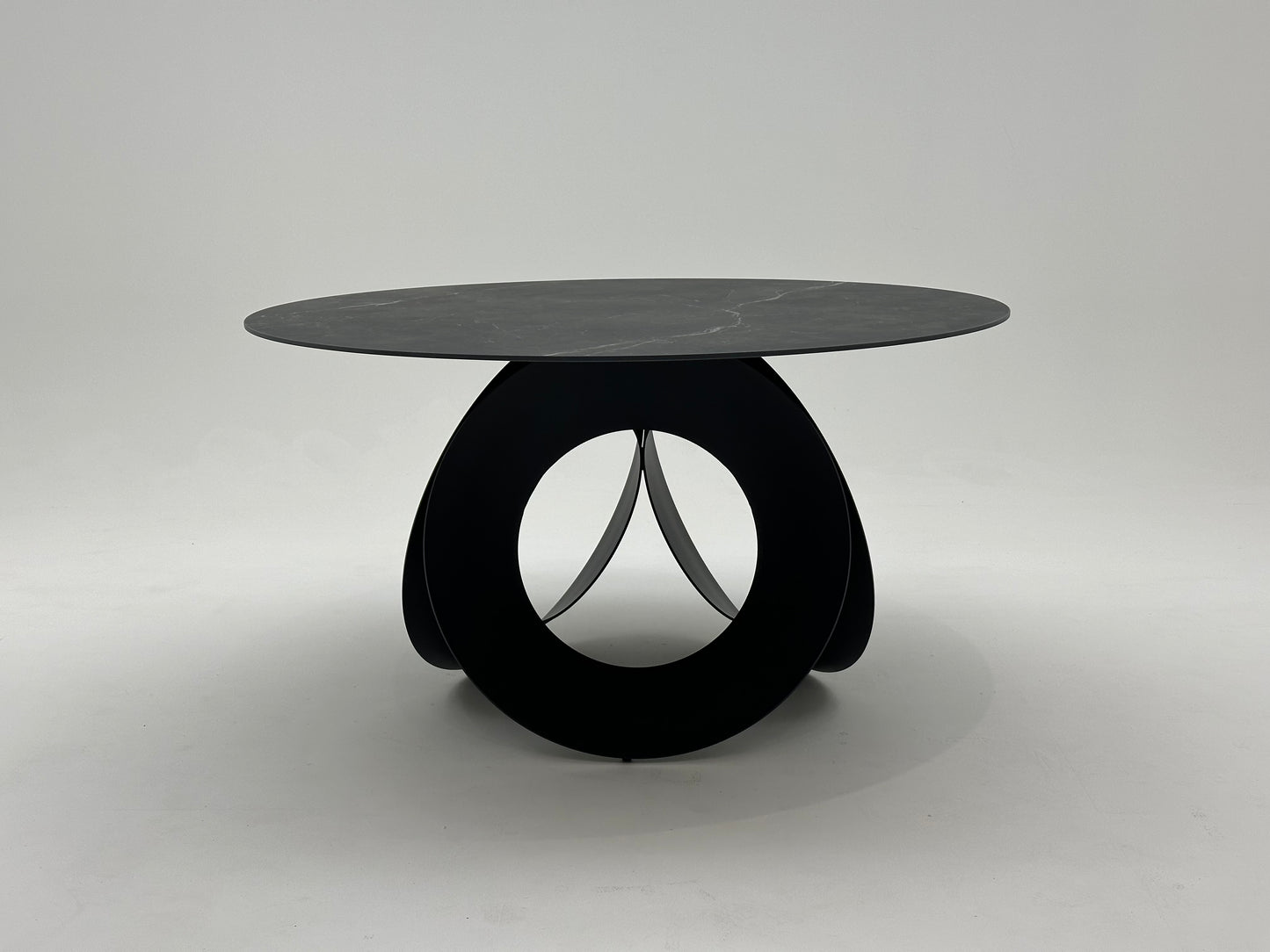 Table à manger ronde en céramique et métal traité, offrant un design élégant et moderne pour une salle à manger raffinée et durable