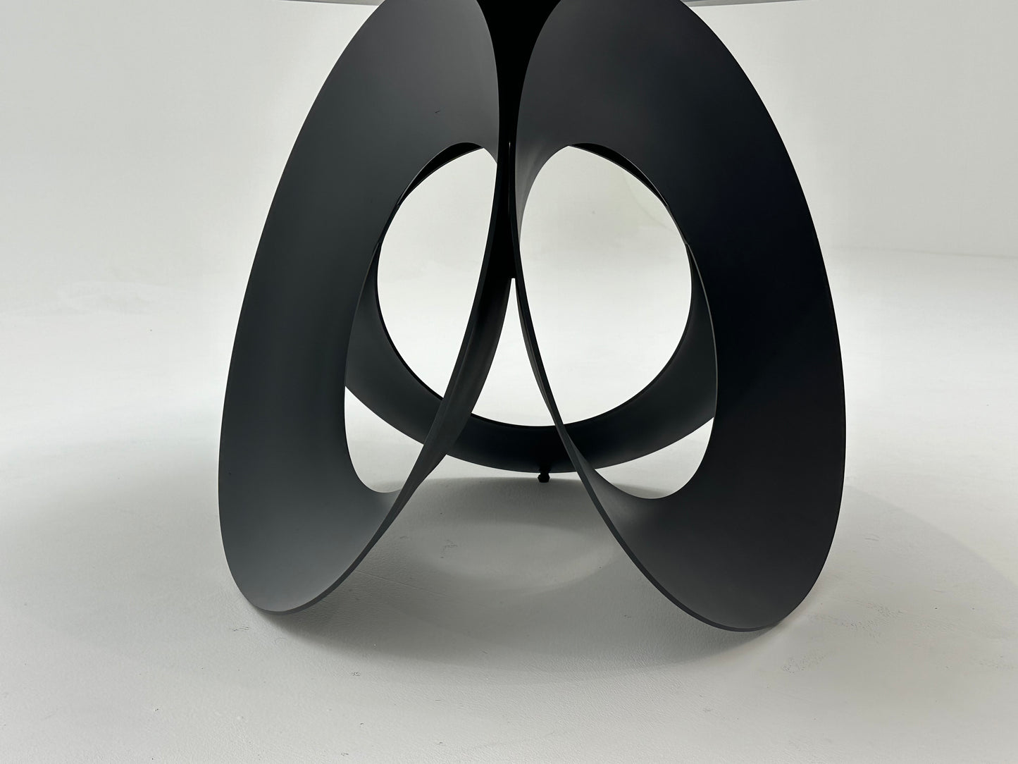 Table à manger ronde en céramique et métal traité, offrant un design élégant et moderne pour une salle à manger raffinée et durable