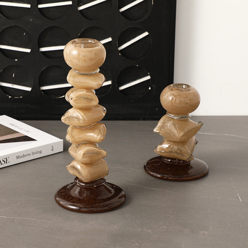 Duo de bougeoirs sculpturaux beige marbré au style moderne et minimaliste.