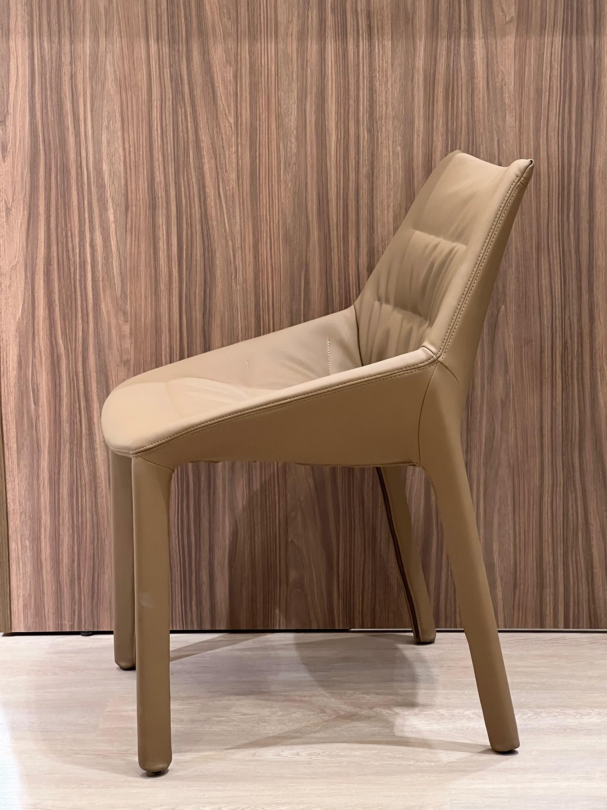 chaise de design élégant cuir confortable, apportant une note moderne et sophistiquée à votre intérieur.