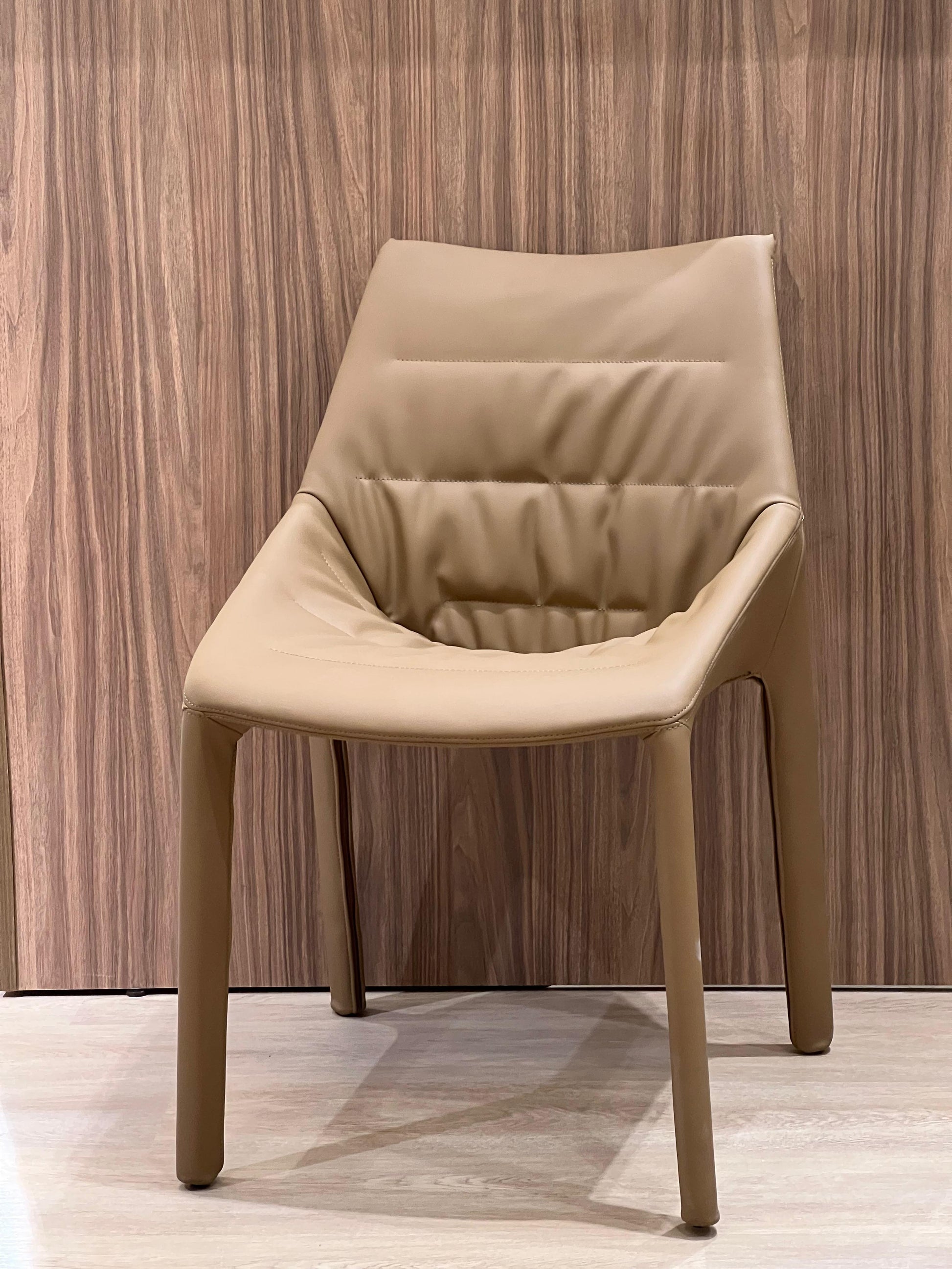 chaise de design élégant cuir confortable, apportant une note moderne et sophistiquée à votre intérieur.