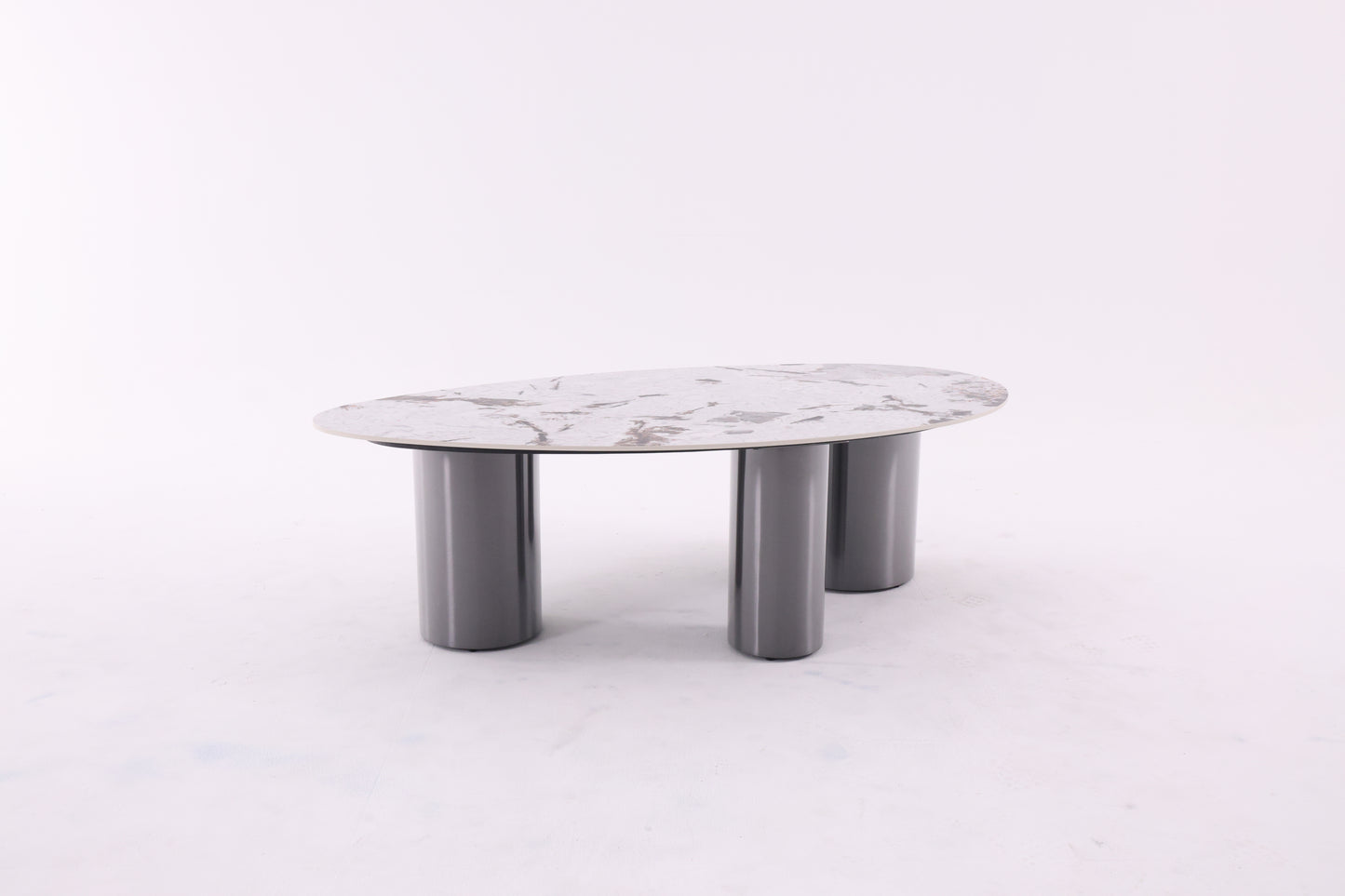 Table basse ovale en céramique avec piétement en métal traité. Un design moderne et raffiné, alliant robustesse et élégance pour sublimer votre salon.