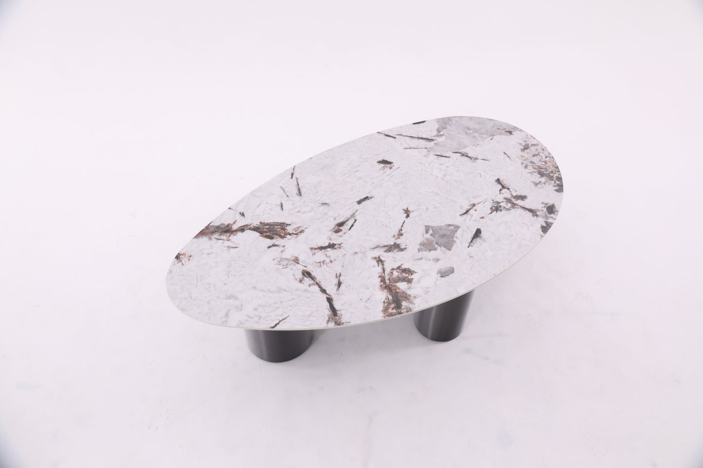 Table basse ovale en céramique avec piétement en métal traité. Un design moderne et raffiné, alliant robustesse et élégance pour sublimer votre salon.