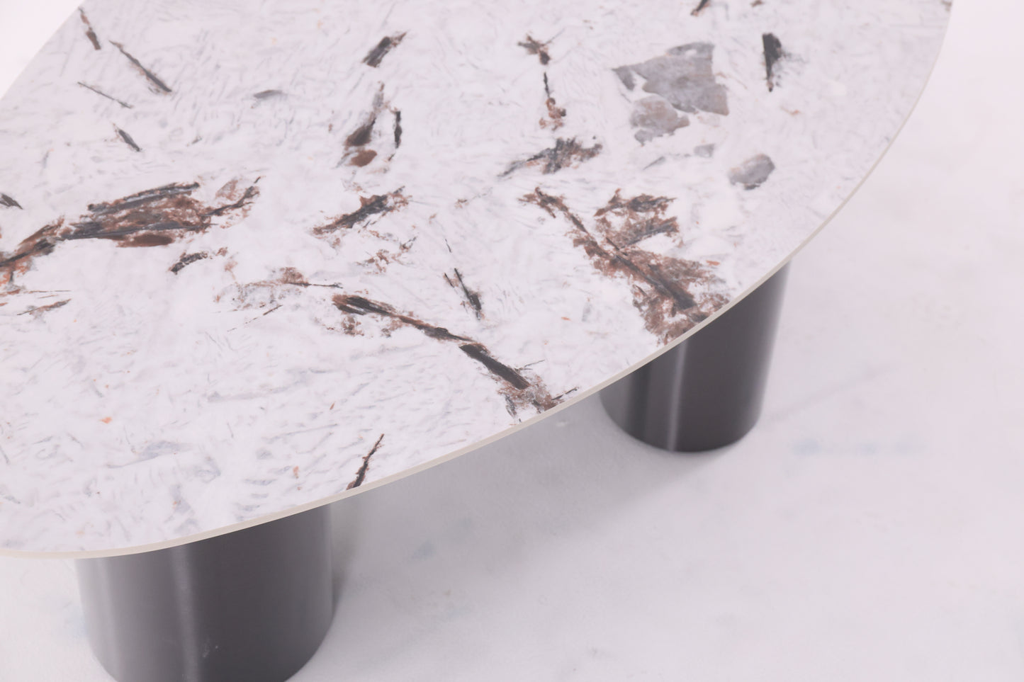 Table basse ovale en céramique avec piétement en métal traité. Un design moderne et raffiné, alliant robustesse et élégance pour sublimer votre salon.