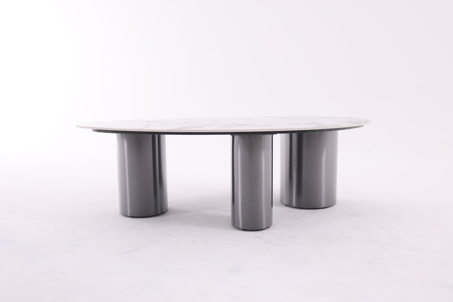Table basse ovale en céramique avec piétement en métal traité. Un design moderne et raffiné, alliant robustesse et élégance pour sublimer votre salon.